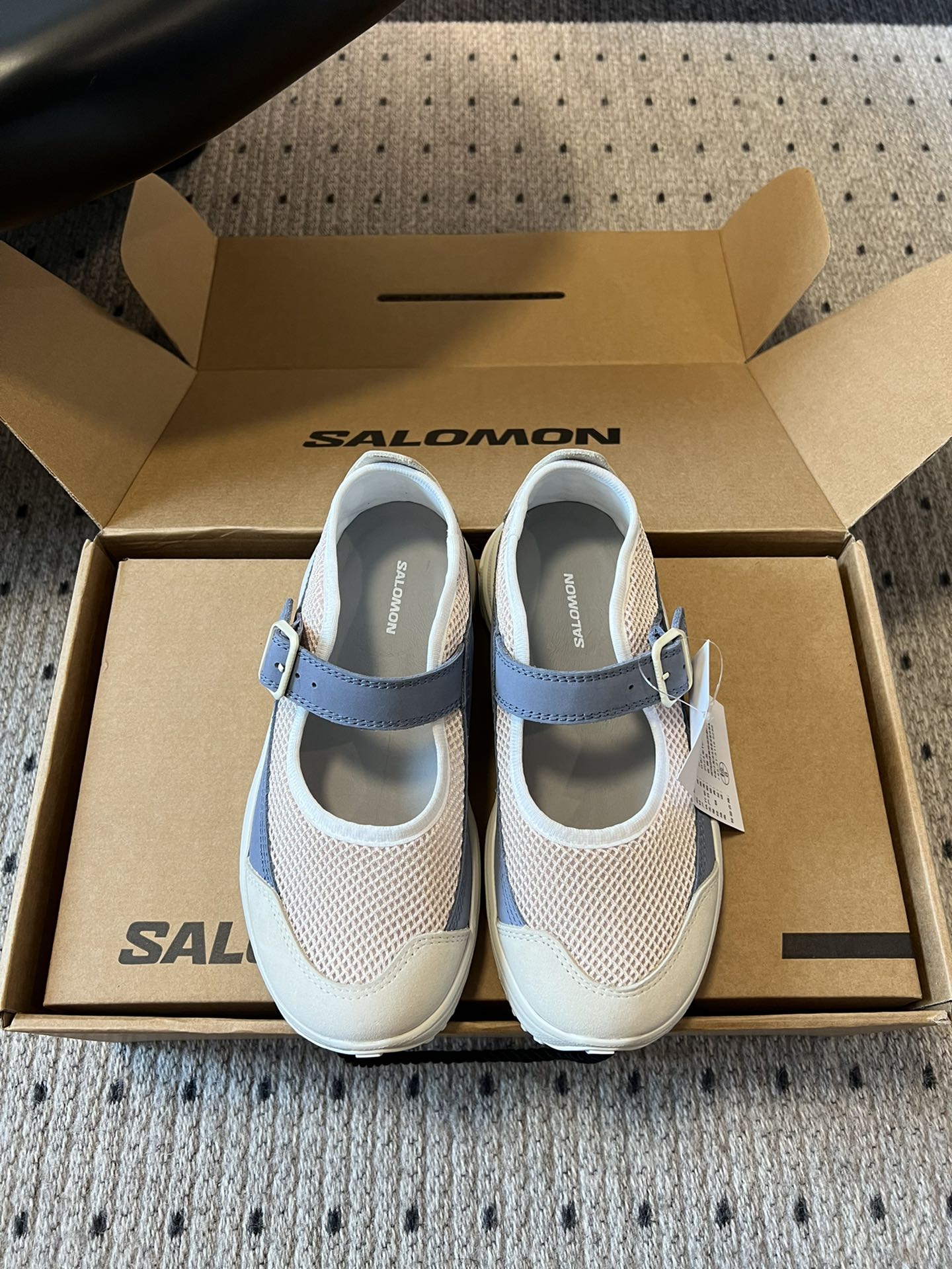 NO:421225,Top version SALOMON 25SS Thick-soled Mary Jane sneakers. The summer-style Salomon, the thick sole heightening design not only brings a different sense of comfort, but also can easily lengthen the leg lines, allowing you to instantly transform into long legs!  The simple style can easily hold the whole audience no matter what clothes you match, and cleanfit is easy to wear!  The classic retro styles make every step exude a fashionable charm, and no matter how long it takes, they will be the favorite of the trend. Mary Jane makes sweet and small girls not miss it. What this pair of shoes can bring you is not only fashion, but more confidence and elegance!  When walking, KuKu is windy, and when you wear it, you will become a bird's legs. Fabric: imported suede original breathable mesh. Inner: original imported breathable mesh. Large bottom: original mold opening ultra-light foam material. Size35-40 (40 custom code cannot be returned or exchanged), Mary Jane, mary jane, sneakers, chamois leather19860909顶级版本 SALOMON 25SS 厚底玛丽珍运动鞋 夏日气息的萨洛蒙,厚厚的底增高设计,不仅带来不一样的舒适感,还能轻松拉长腿部线条,让你瞬间变身大长腿！ 简洁的款式,无论搭配什么衣服都能轻松hold住全场,cleanfit穿搭轻松get！经典复古的款式,让你的每一步都散发着时尚的韵味,无论多久都会是潮流中的宠儿. 玛丽珍让甜美小个子女生更是不能错过,这双鞋能给你带来的不仅仅是时尚,更多的是自信与优雅！走起路来KuKu带风,穿上直接变小鸟腿 面料: 进口麂皮原版透气网布 内里: 原版进口透气网里  大底: 原版开模超轻发泡材质 Size35-40（40定制码不能退换）,玛丽珍,mary jane,sneakers,chamois leather,Women's Shoes