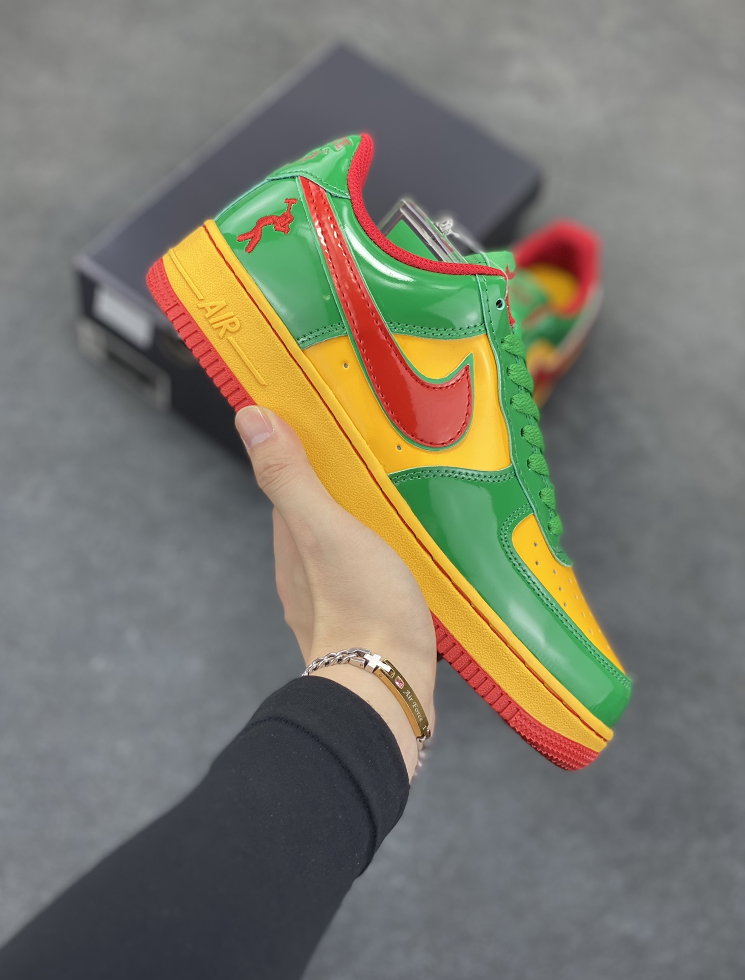Nike Air Force 1 Low 空军一号低帮百搭休闲运动板鞋。柔软、弹性十足的缓震性能和出色的中底设计，横跨复古与现代的外型结合，造就出风靡全球三十多年的Force 1，直到今天还深受青睐。 货号：IH4383-300 尺码：36 36.5 37.5 38 38.5 39 40 40.5 41 42 42.5 43 44 44.5 45-选品中心