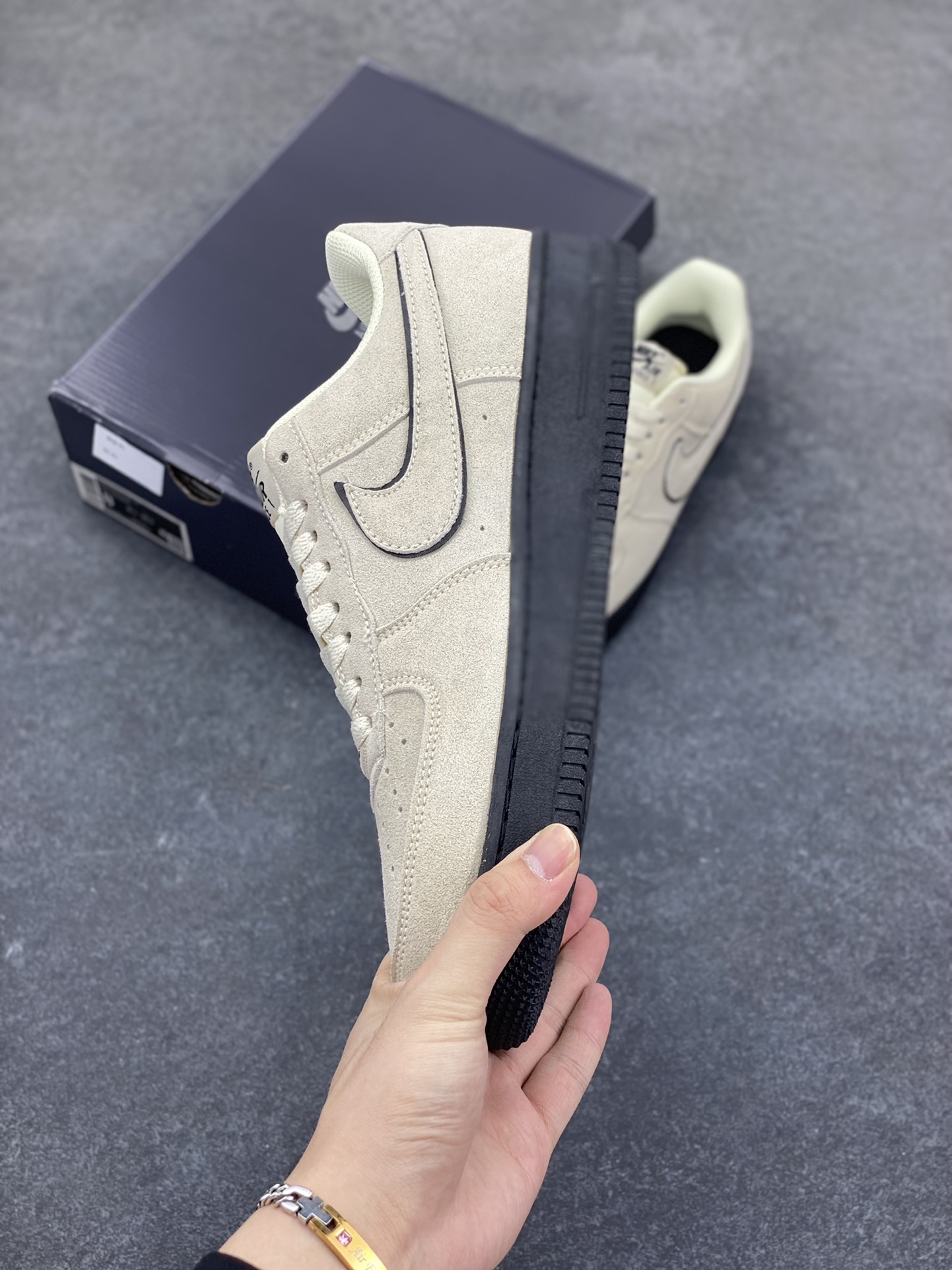 图片[3]-Nike Air Force 1 Low 空军一号低帮百搭休闲运动板鞋。柔软、弹性十足的缓震性能和出色的中底设计，横跨复古与现代的外型结合，造就出风靡全球三十多年的Force 1，直到今天还深受青睐。 货号：HQ1966-200 尺码：36 36.5 37.5 38 38.5 39 40 40.5 41 42 42.5 43 44 44.5 45-选品中心