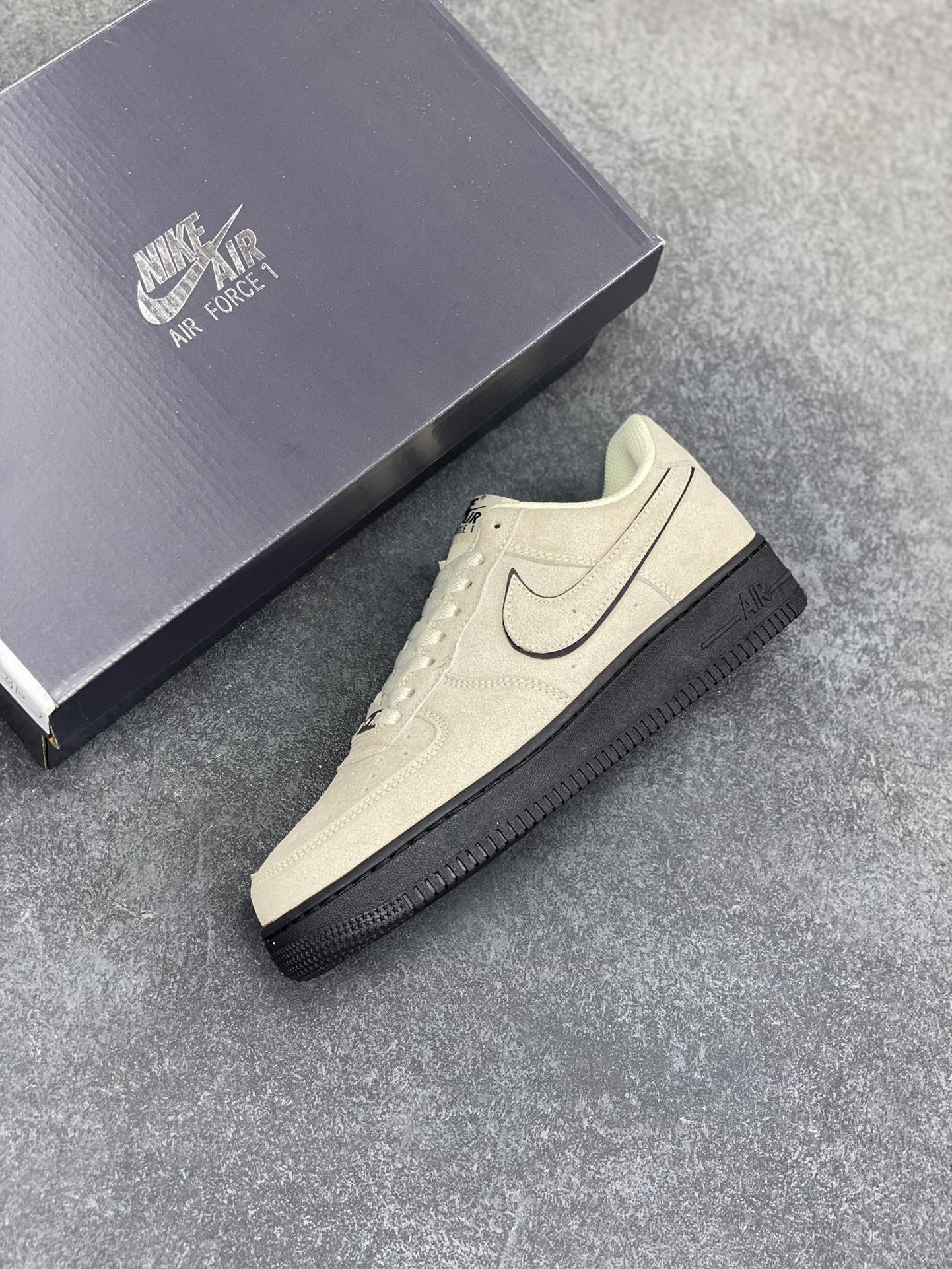 图片[7]-Nike Air Force 1 Low 空军一号低帮百搭休闲运动板鞋。柔软、弹性十足的缓震性能和出色的中底设计，横跨复古与现代的外型结合，造就出风靡全球三十多年的Force 1，直到今天还深受青睐。 货号：HQ1966-200 尺码：36 36.5 37.5 38 38.5 39 40 40.5 41 42 42.5 43 44 44.5 45-选品中心