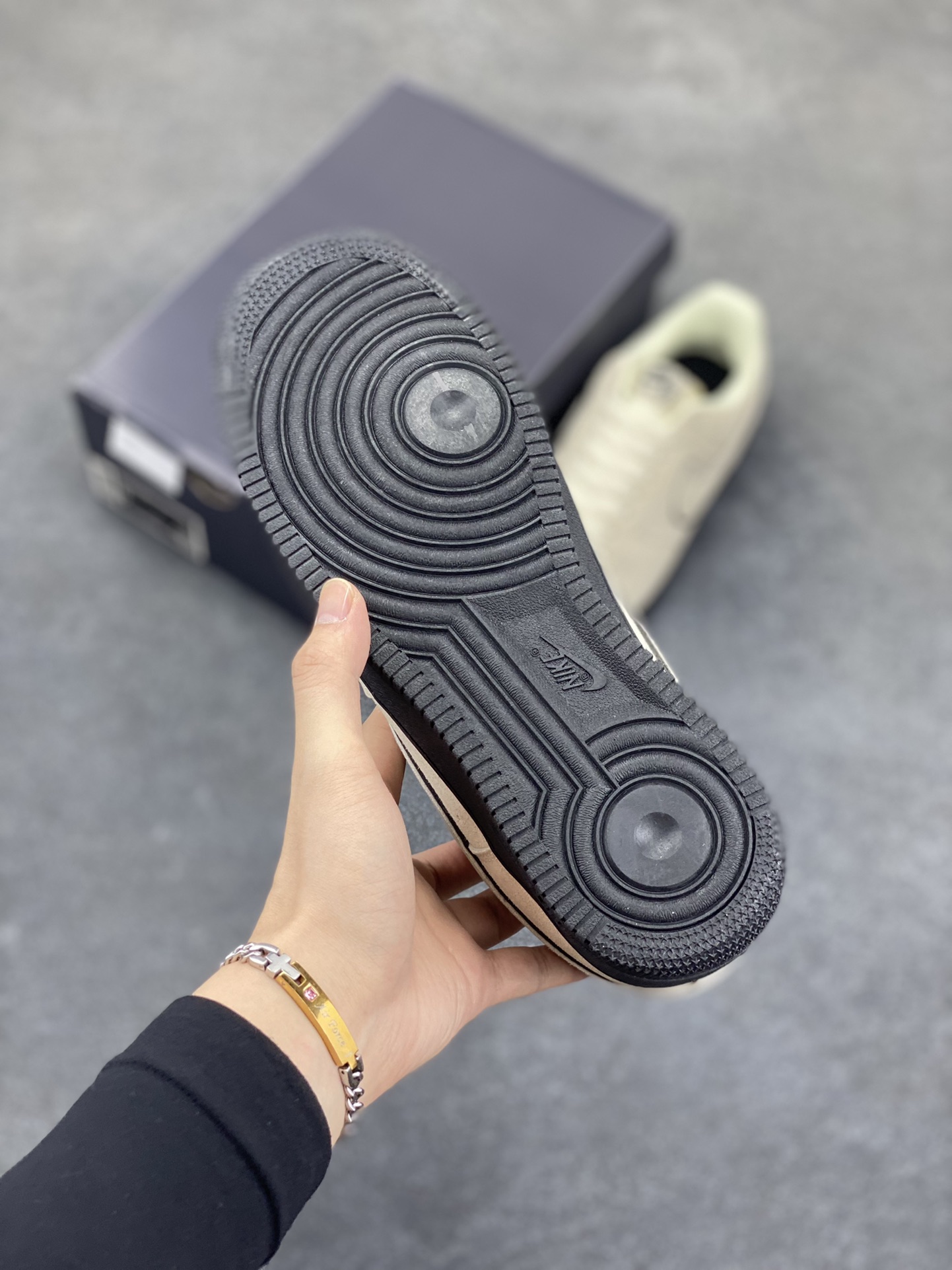 图片[5]-Nike Air Force 1 Low 空军一号低帮百搭休闲运动板鞋。柔软、弹性十足的缓震性能和出色的中底设计，横跨复古与现代的外型结合，造就出风靡全球三十多年的Force 1，直到今天还深受青睐。 货号：HQ1966-200 尺码：36 36.5 37.5 38 38.5 39 40 40.5 41 42 42.5 43 44 44.5 45-选品中心