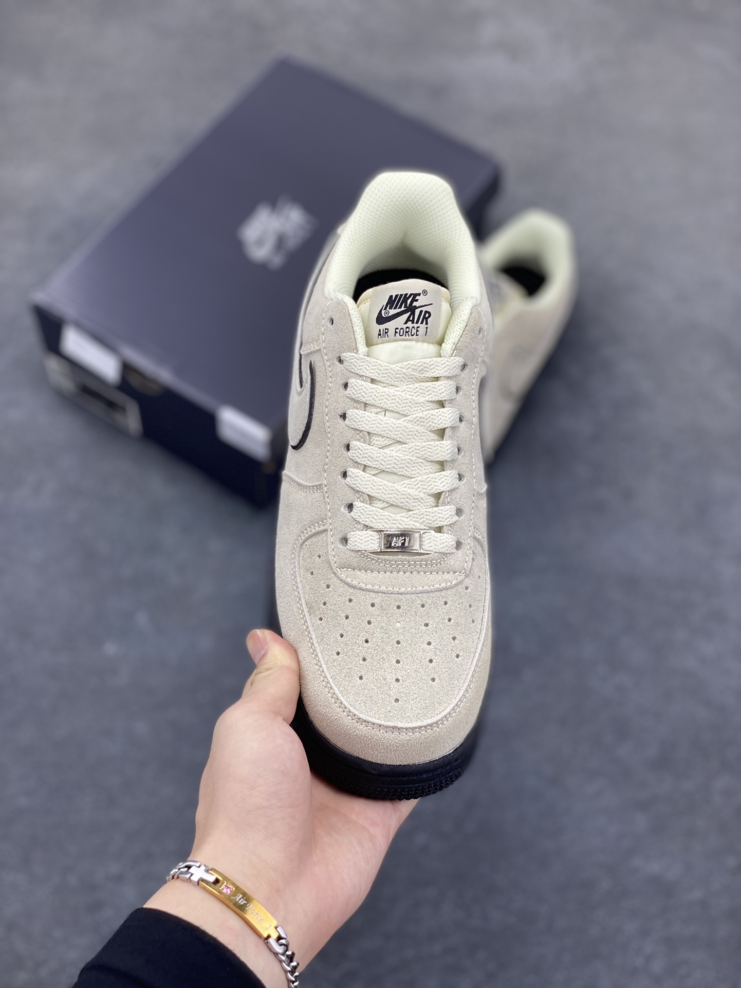 图片[2]-Nike Air Force 1 Low 空军一号低帮百搭休闲运动板鞋。柔软、弹性十足的缓震性能和出色的中底设计，横跨复古与现代的外型结合，造就出风靡全球三十多年的Force 1，直到今天还深受青睐。 货号：HQ1966-200 尺码：36 36.5 37.5 38 38.5 39 40 40.5 41 42 42.5 43 44 44.5 45-选品中心