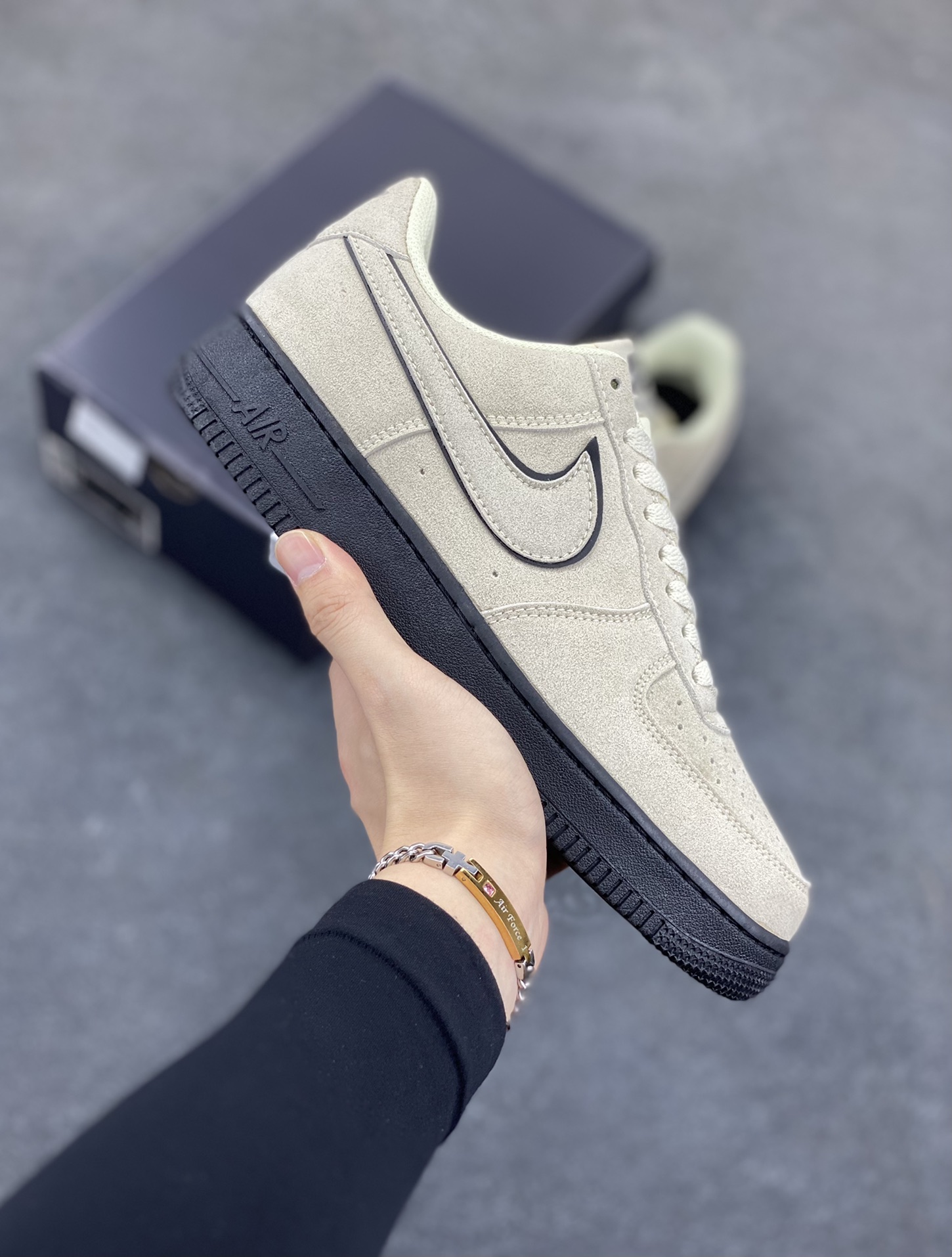 Nike Air Force 1 Low 空军一号低帮百搭休闲运动板鞋。柔软、弹性十足的缓震性能和出色的中底设计,横跨复古与现代的外型结合,造就出风靡全球三十多年的Force 1,直到今天还深受青睐。 货号:HQ1966-200 尺码:36 36.5 37.5 38 38.5 39 40 40.5 41 42 42.5 43 44 44.5 45-选品中心