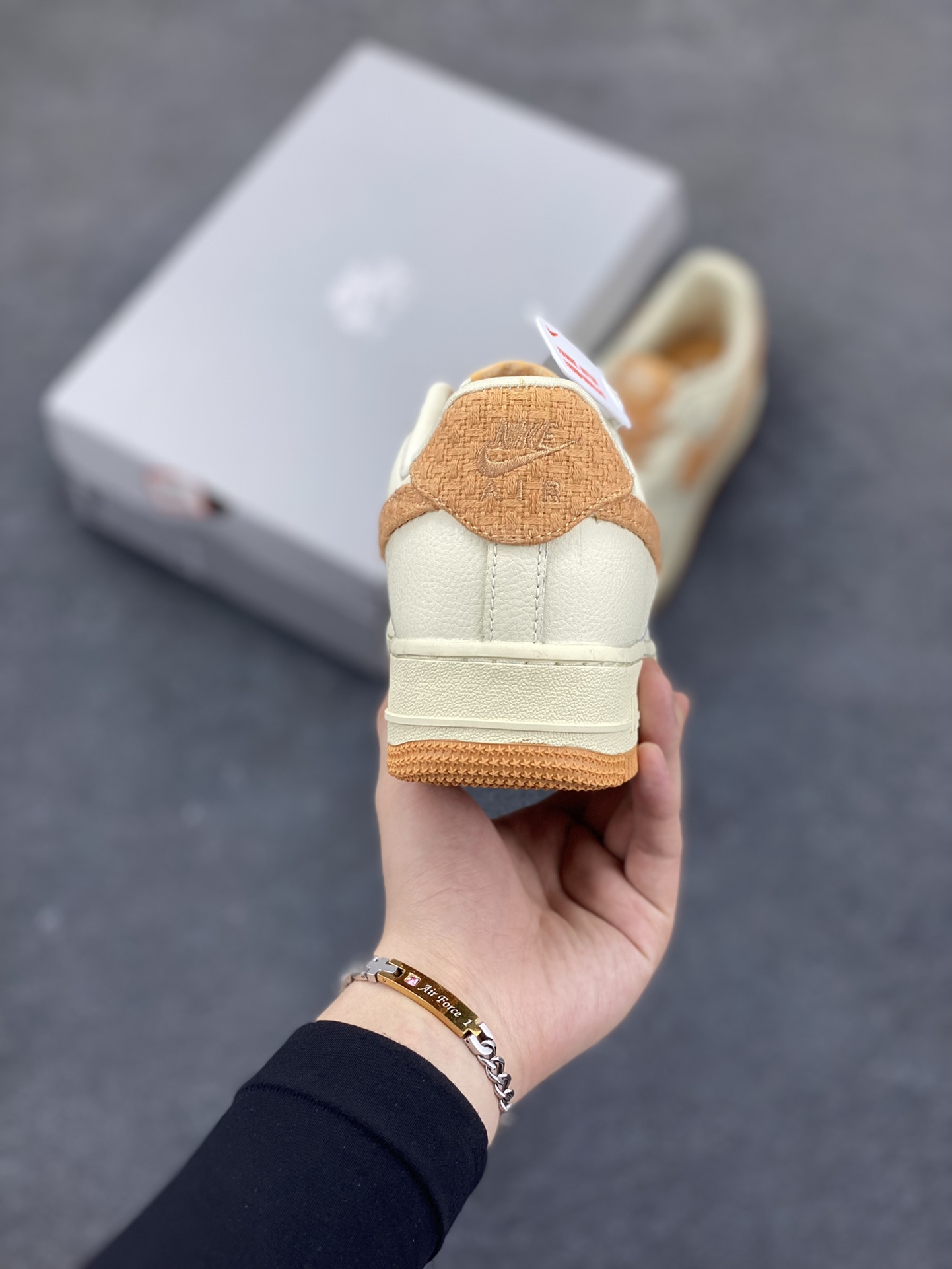 图片[4]-Nike Air Force 1 Low 空军一号低帮百搭休闲运动板鞋。柔软、弹性十足的缓震性能和出色的中底设计，横跨复古与现代的外型结合，造就出风靡全球三十多年的Force 1，直到今天还深受青睐。 货号：IB7944-113 尺码：36 36.5 37.5 38 38.5 39 40 40.5 41 42 42.5 43 44 44.5 45-选品中心