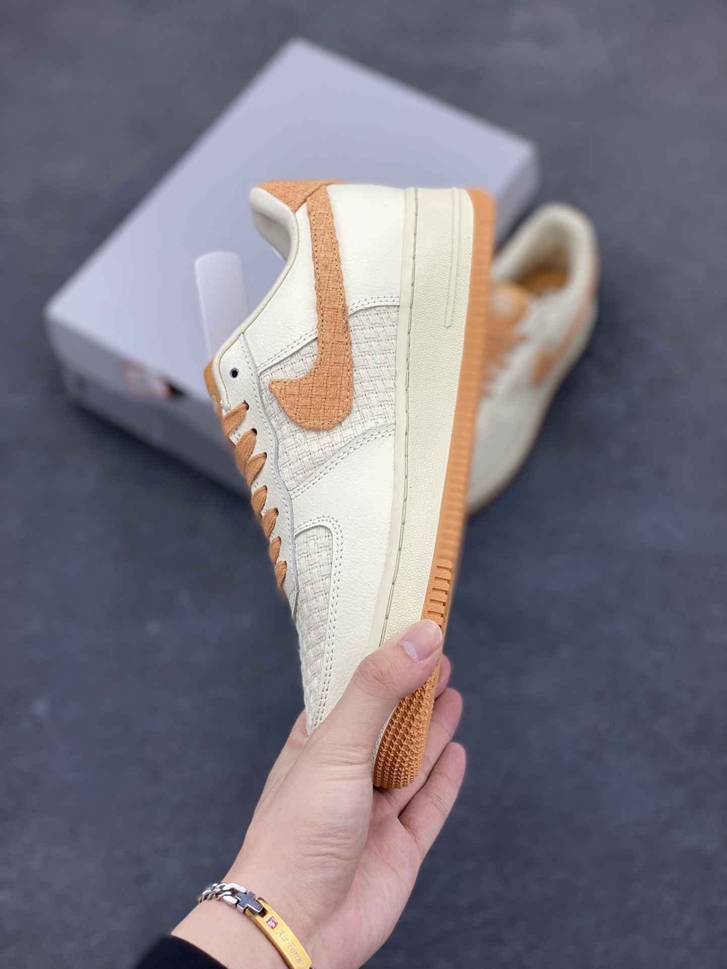 图片[3]-Nike Air Force 1 Low 空军一号低帮百搭休闲运动板鞋。柔软、弹性十足的缓震性能和出色的中底设计，横跨复古与现代的外型结合，造就出风靡全球三十多年的Force 1，直到今天还深受青睐。 货号：IB7944-113 尺码：36 36.5 37.5 38 38.5 39 40 40.5 41 42 42.5 43 44 44.5 45-选品中心