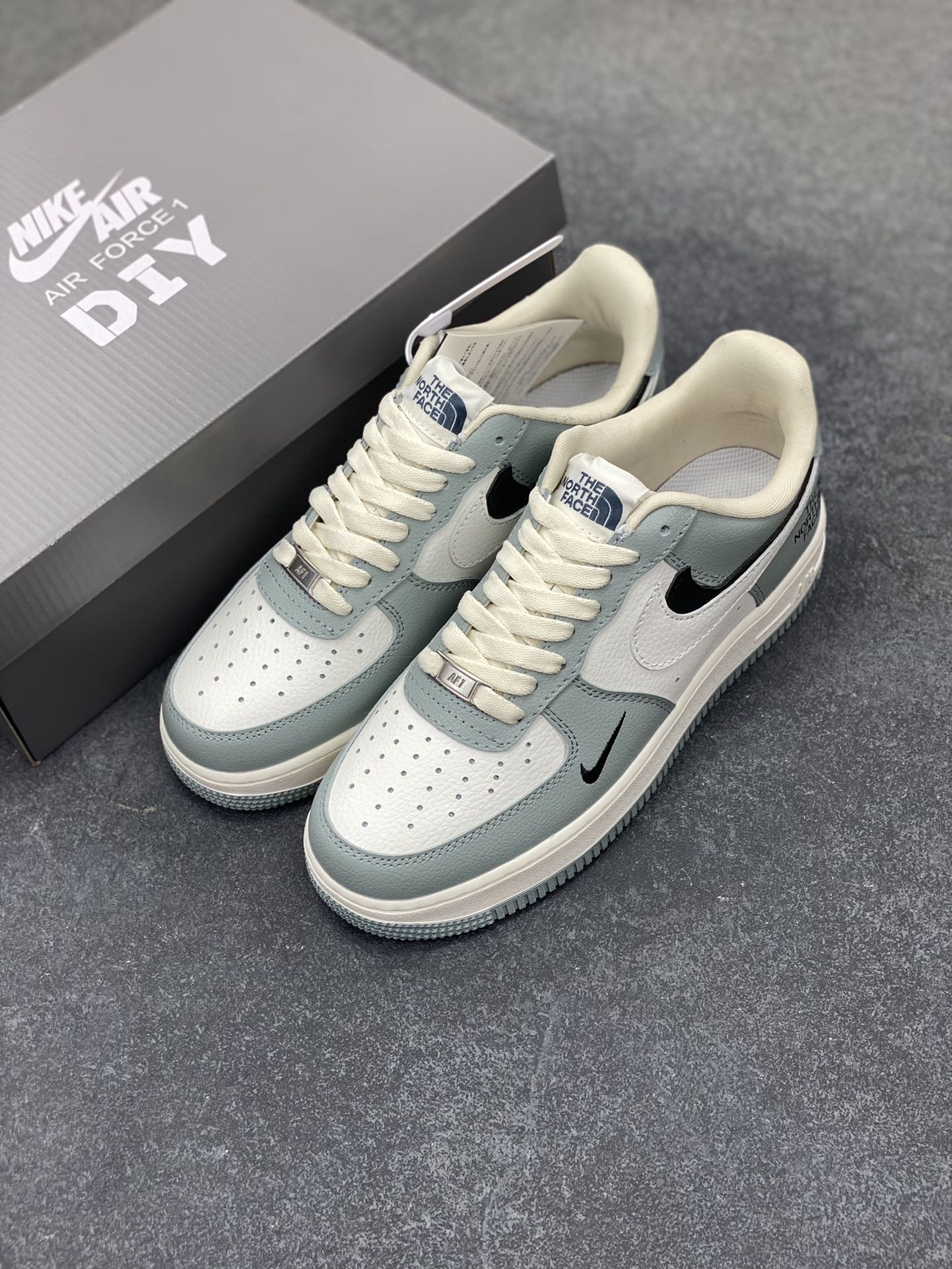 图片[8]-高端定制Nike Air Force 1 \’07 Low 北面联名— 双钩浅灰黑 高端定制 低帮休闲板鞋 定制鞋盒 大厂纯原品质出货 超高清洁度 皮料切割干净无任何毛边 细节完美 货号：AM1588-003 尺码：36 36.5 37.5 38 38.5 39 40 40.5 41 42 42.5 43 44 44.5 45-选品中心