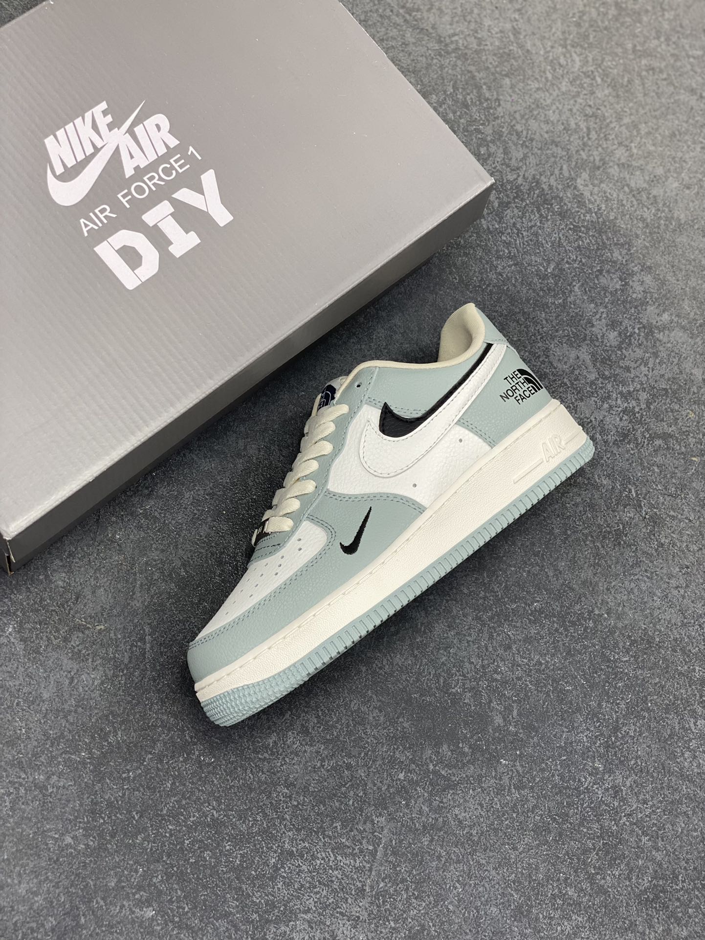 图片[7]-高端定制Nike Air Force 1 \’07 Low 北面联名— 双钩浅灰黑 高端定制 低帮休闲板鞋 定制鞋盒 大厂纯原品质出货 超高清洁度 皮料切割干净无任何毛边 细节完美 货号：AM1588-003 尺码：36 36.5 37.5 38 38.5 39 40 40.5 41 42 42.5 43 44 44.5 45-选品中心