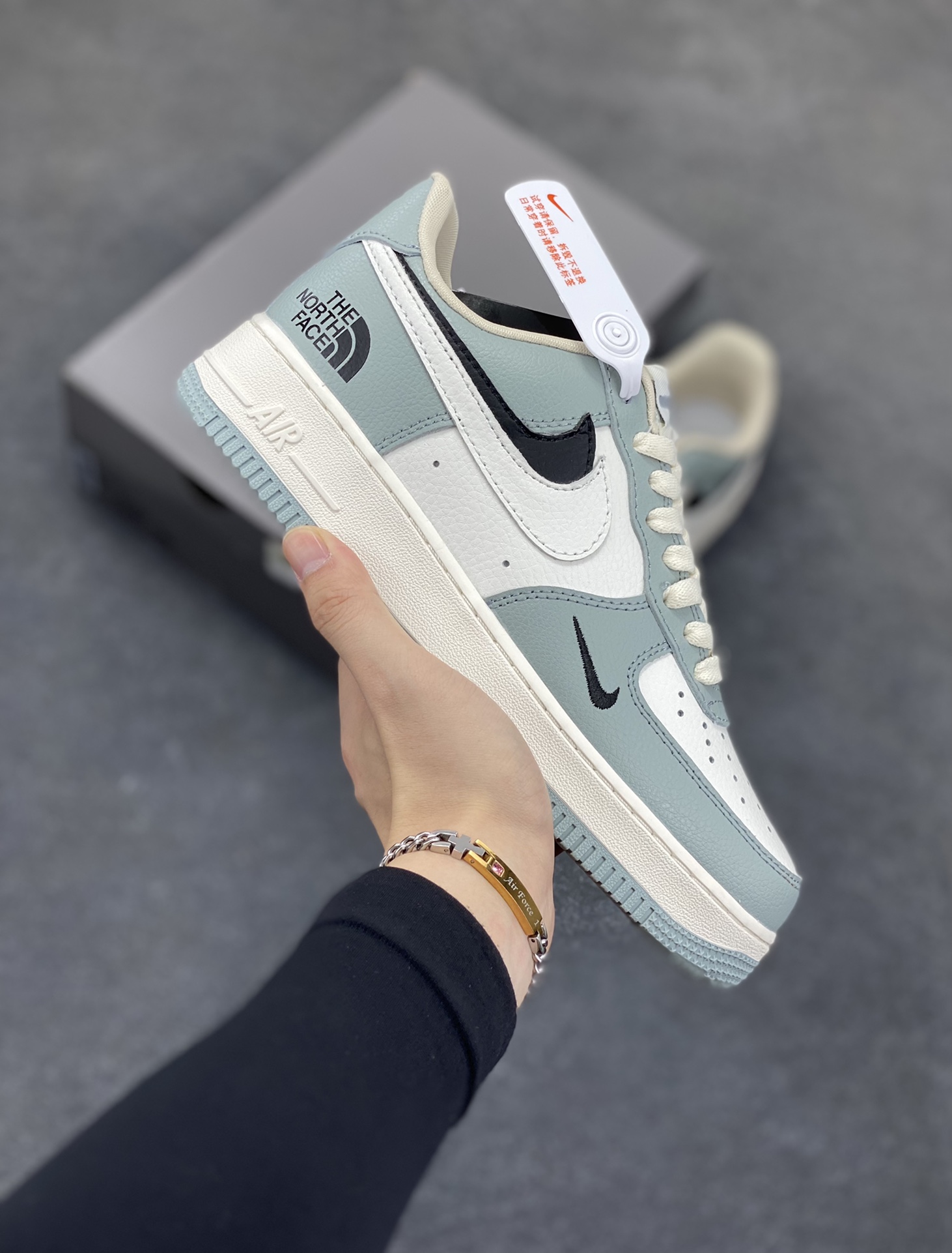 高端定制Nike Air Force 1 \’07 Low 北面联名— 双钩浅灰黑 高端定制 低帮休闲板鞋 定制鞋盒 大厂纯原品质出货 超高清洁度 皮料切割干净无任何毛边 细节完美 货号：AM1588-003 尺码：36 36.5 37.5 38 38.5 39 40 40.5 41 42 42.5 43 44 44.5 45-选品中心