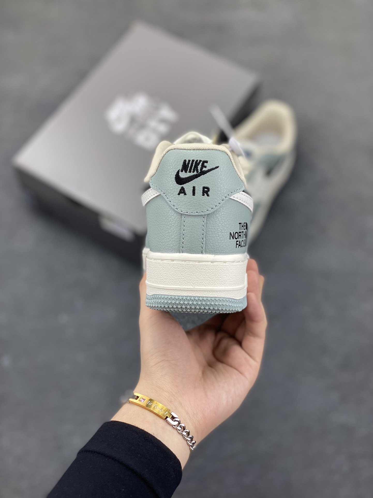 图片[4]-高端定制Nike Air Force 1 \’07 Low 北面联名— 双钩浅灰黑 高端定制 低帮休闲板鞋 定制鞋盒 大厂纯原品质出货 超高清洁度 皮料切割干净无任何毛边 细节完美 货号：AM1588-003 尺码：36 36.5 37.5 38 38.5 39 40 40.5 41 42 42.5 43 44 44.5 45-选品中心