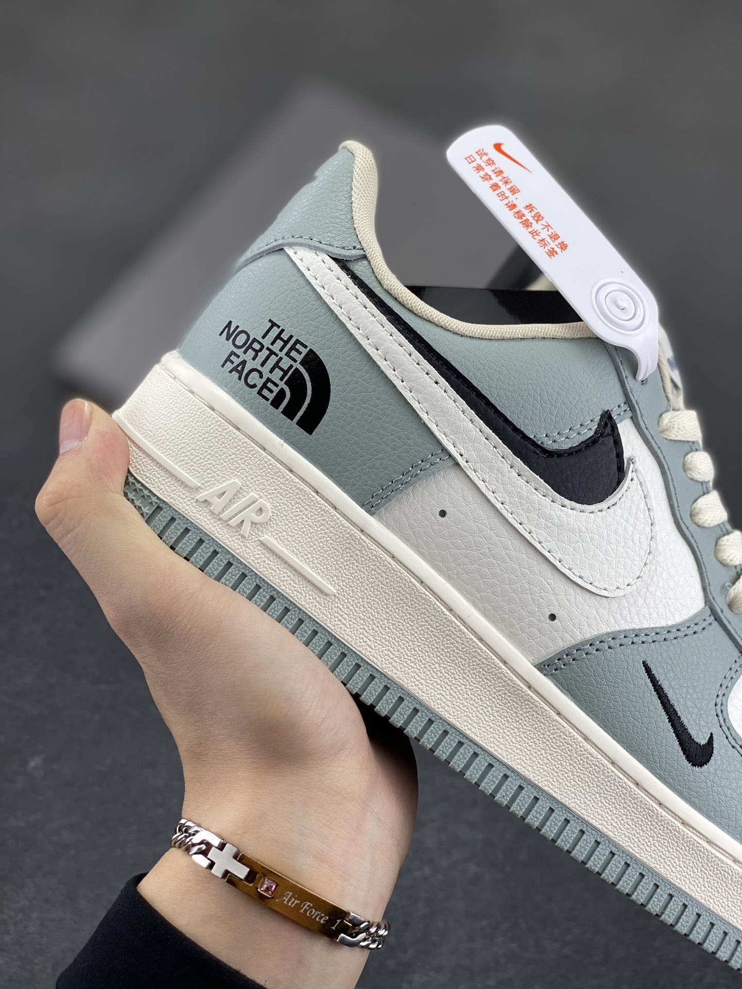 图片[6]-高端定制Nike Air Force 1 \’07 Low 北面联名— 双钩浅灰黑 高端定制 低帮休闲板鞋 定制鞋盒 大厂纯原品质出货 超高清洁度 皮料切割干净无任何毛边 细节完美 货号：AM1588-003 尺码：36 36.5 37.5 38 38.5 39 40 40.5 41 42 42.5 43 44 44.5 45-选品中心
