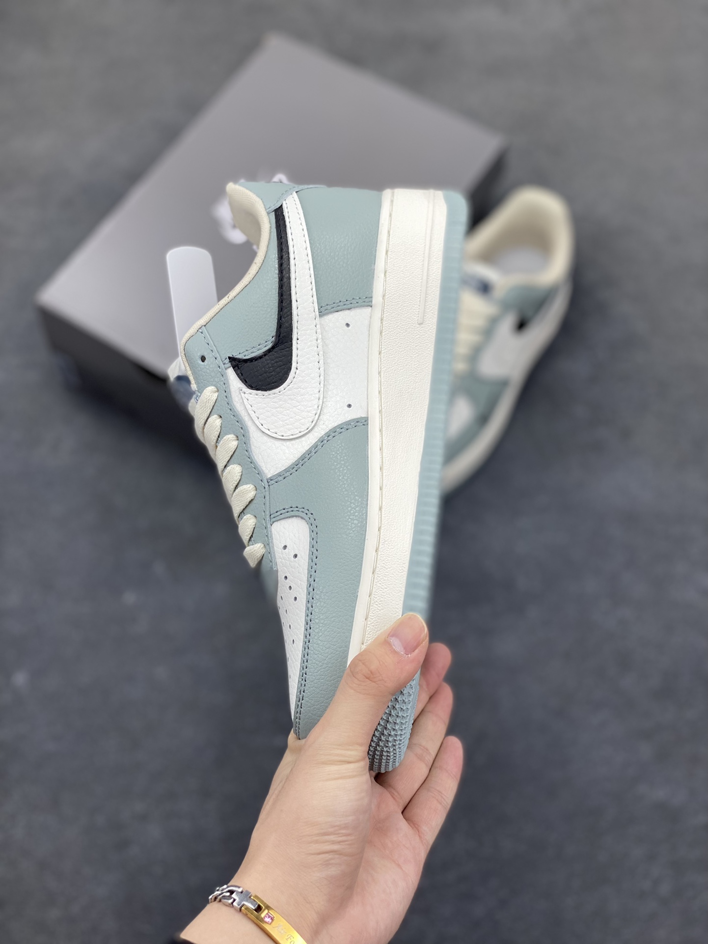 图片[3]-高端定制Nike Air Force 1 \’07 Low 北面联名— 双钩浅灰黑 高端定制 低帮休闲板鞋 定制鞋盒 大厂纯原品质出货 超高清洁度 皮料切割干净无任何毛边 细节完美 货号：AM1588-003 尺码：36 36.5 37.5 38 38.5 39 40 40.5 41 42 42.5 43 44 44.5 45-选品中心