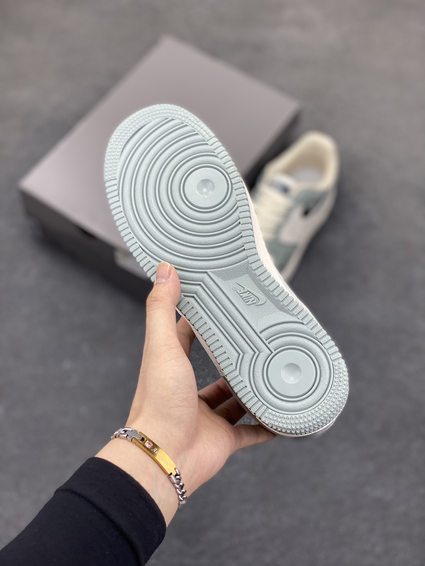 图片[5]-高端定制Nike Air Force 1 \’07 Low 北面联名— 双钩浅灰黑 高端定制 低帮休闲板鞋 定制鞋盒 大厂纯原品质出货 超高清洁度 皮料切割干净无任何毛边 细节完美 货号：AM1588-003 尺码：36 36.5 37.5 38 38.5 39 40 40.5 41 42 42.5 43 44 44.5 45-选品中心