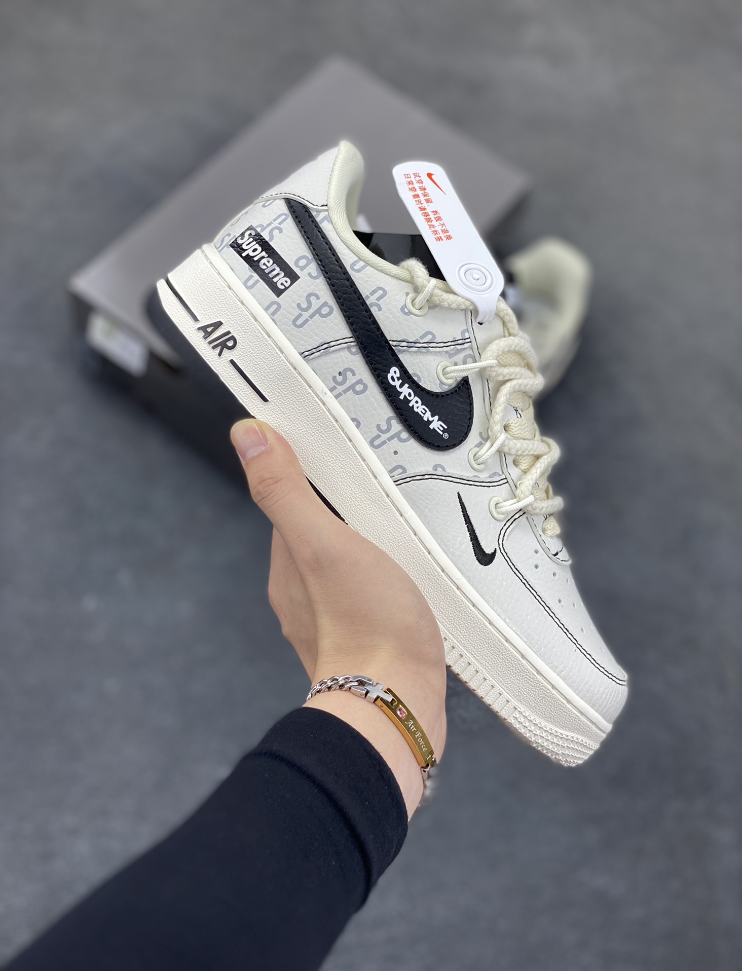 高端定制Nike Air Force 1 \’07 Low Supreme联名— 白黑印花 高端定制 低帮休闲板鞋 定制鞋盒 大厂纯原品质出货 超高清洁度 皮料切割干净无任何毛边 细节完美 货号:AM1588-011 尺码:36 36.5 37.5 38 38.5 39 40 40.5 41 42 42.5 43 44 44.5 45-选品中心