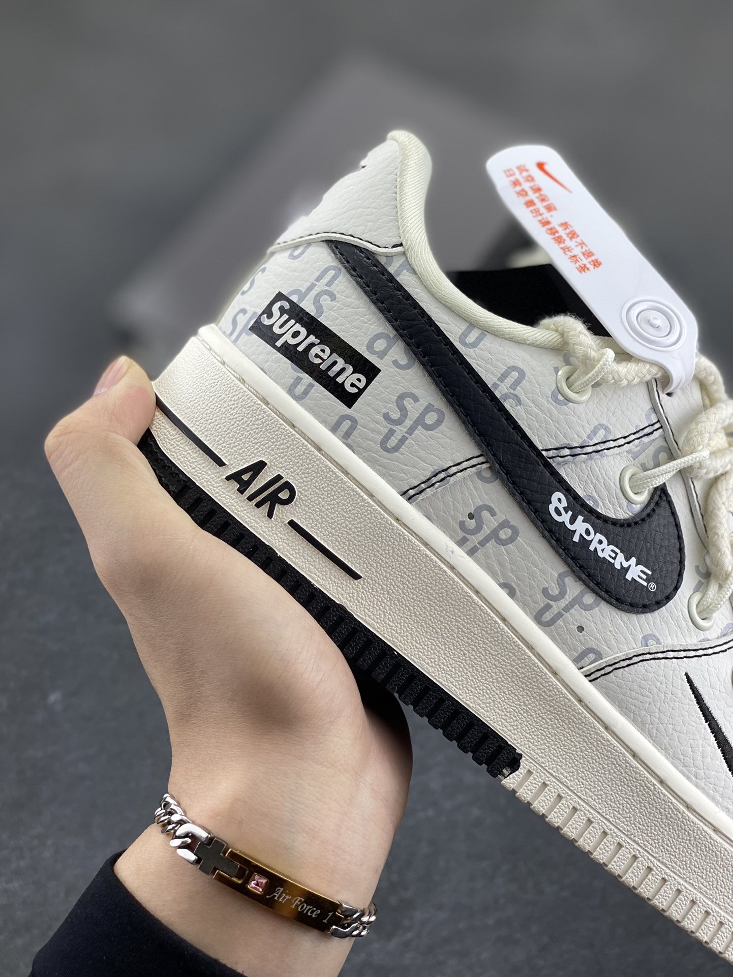图片[6]-高端定制Nike Air Force 1 \’07 Low Supreme联名— 白黑印花 高端定制 低帮休闲板鞋 定制鞋盒 大厂纯原品质出货 超高清洁度 皮料切割干净无任何毛边 细节完美 货号：AM1588-011 尺码：36 36.5 37.5 38 38.5 39 40 40.5 41 42 42.5 43 44 44.5 45-选品中心