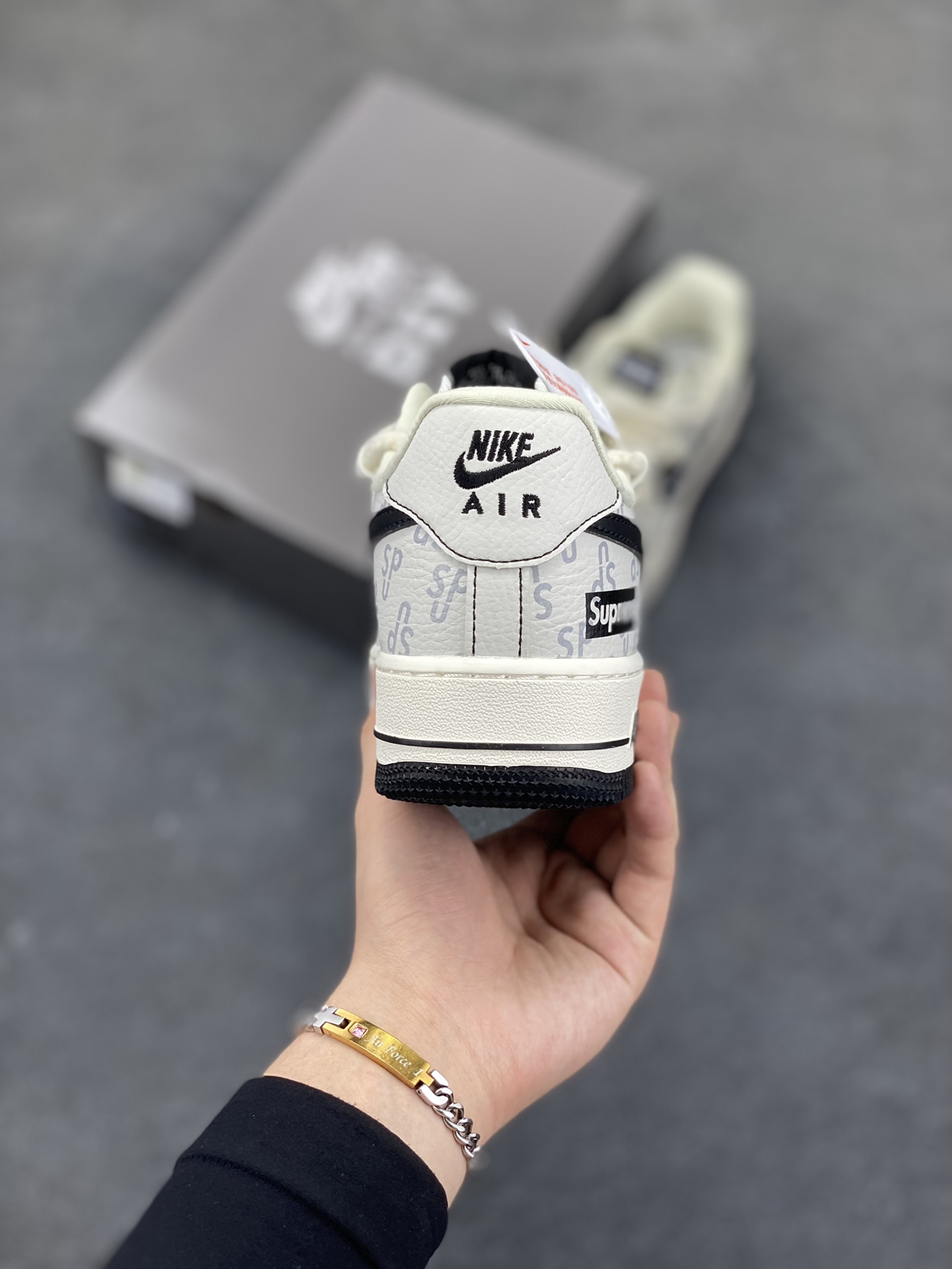 图片[4]-高端定制Nike Air Force 1 \’07 Low Supreme联名— 白黑印花 高端定制 低帮休闲板鞋 定制鞋盒 大厂纯原品质出货 超高清洁度 皮料切割干净无任何毛边 细节完美 货号：AM1588-011 尺码：36 36.5 37.5 38 38.5 39 40 40.5 41 42 42.5 43 44 44.5 45-选品中心