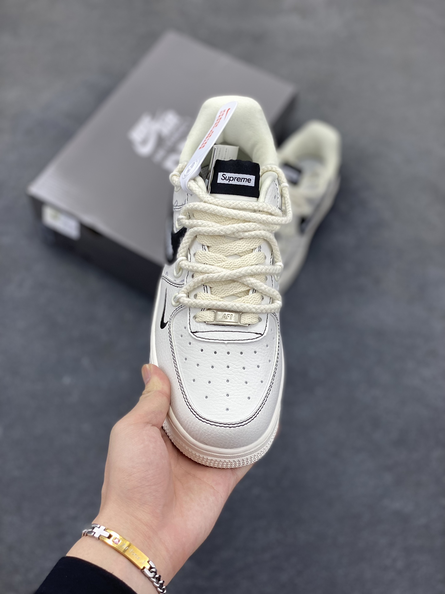 图片[2]-高端定制Nike Air Force 1 \’07 Low Supreme联名— 白黑印花 高端定制 低帮休闲板鞋 定制鞋盒 大厂纯原品质出货 超高清洁度 皮料切割干净无任何毛边 细节完美 货号：AM1588-011 尺码：36 36.5 37.5 38 38.5 39 40 40.5 41 42 42.5 43 44 44.5 45-选品中心