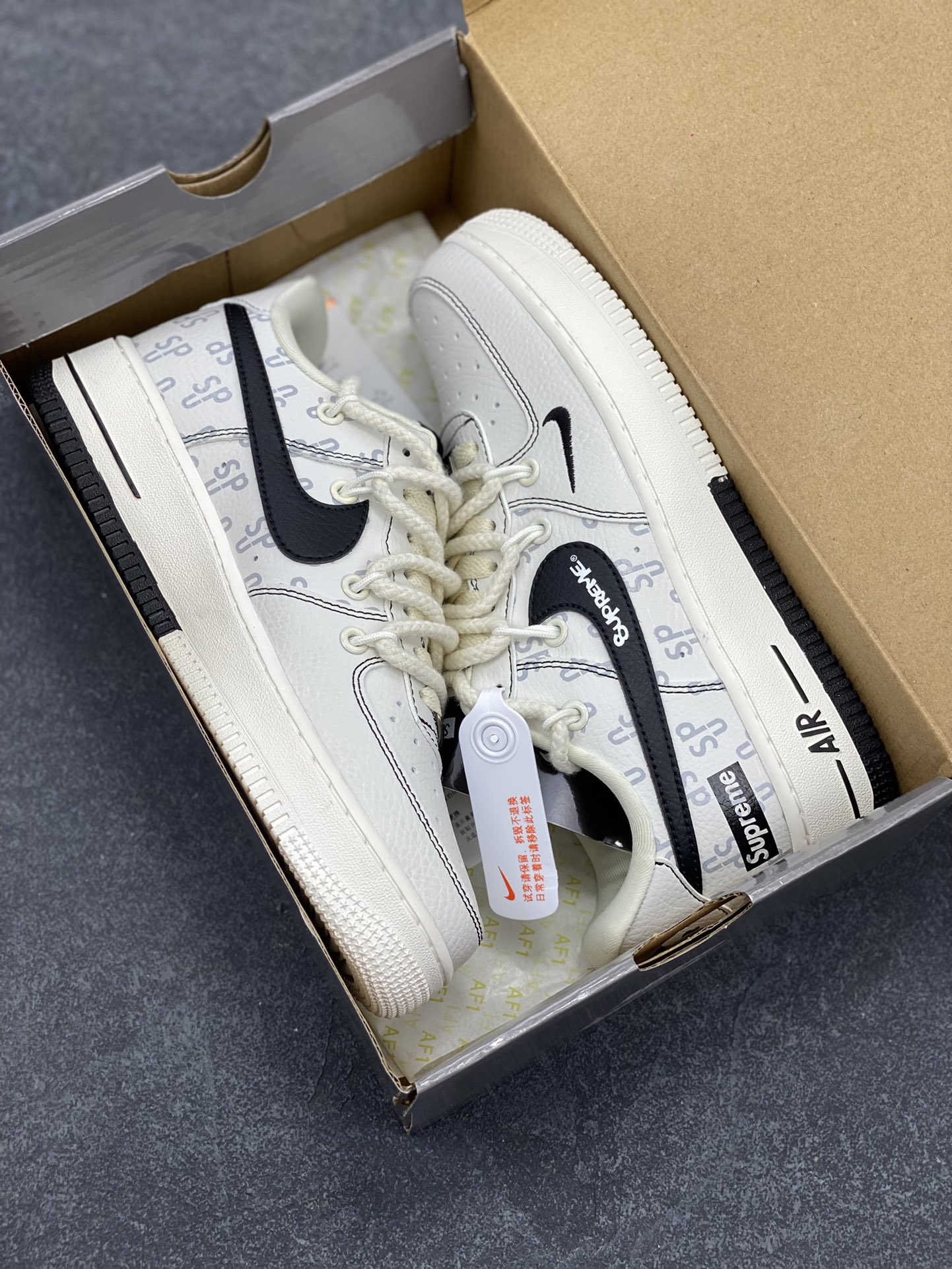 图片[9]-高端定制Nike Air Force 1 \’07 Low Supreme联名— 白黑印花 高端定制 低帮休闲板鞋 定制鞋盒 大厂纯原品质出货 超高清洁度 皮料切割干净无任何毛边 细节完美 货号：AM1588-011 尺码：36 36.5 37.5 38 38.5 39 40 40.5 41 42 42.5 43 44 44.5 45-选品中心