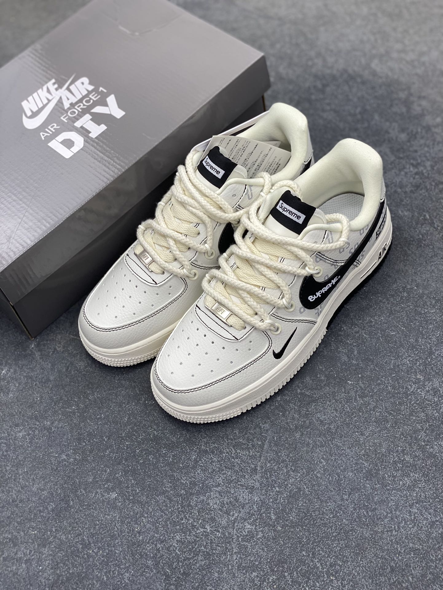 图片[8]-高端定制Nike Air Force 1 \’07 Low Supreme联名— 白黑印花 高端定制 低帮休闲板鞋 定制鞋盒 大厂纯原品质出货 超高清洁度 皮料切割干净无任何毛边 细节完美 货号：AM1588-011 尺码：36 36.5 37.5 38 38.5 39 40 40.5 41 42 42.5 43 44 44.5 45-选品中心