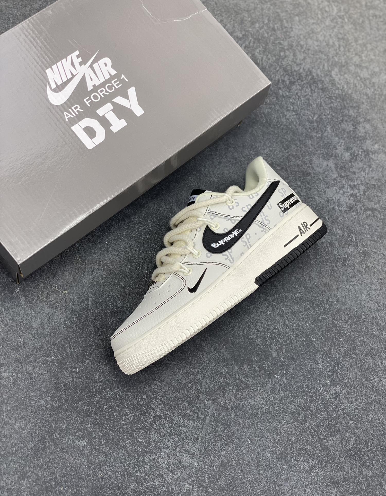 图片[7]-高端定制Nike Air Force 1 \’07 Low Supreme联名— 白黑印花 高端定制 低帮休闲板鞋 定制鞋盒 大厂纯原品质出货 超高清洁度 皮料切割干净无任何毛边 细节完美 货号：AM1588-011 尺码：36 36.5 37.5 38 38.5 39 40 40.5 41 42 42.5 43 44 44.5 45-选品中心