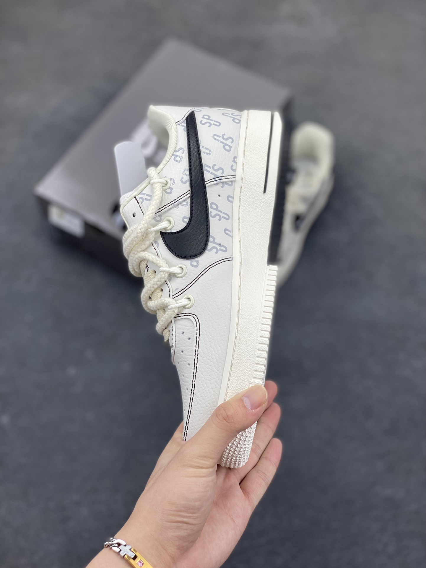 图片[3]-高端定制Nike Air Force 1 \’07 Low Supreme联名— 白黑印花 高端定制 低帮休闲板鞋 定制鞋盒 大厂纯原品质出货 超高清洁度 皮料切割干净无任何毛边 细节完美 货号：AM1588-011 尺码：36 36.5 37.5 38 38.5 39 40 40.5 41 42 42.5 43 44 44.5 45-选品中心