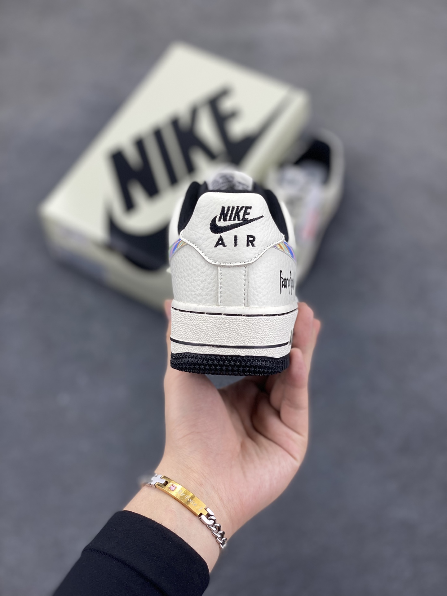 图片[4]-NIke Air Force 1 \’07 Low FOD联名-白灰七彩勾 空军一号低帮 运动鞋 休闲鞋 折边针车 工艺难度大 原楦头原纸板 原装鞋盒 定制五金配件 内置全掌气垫 原厂鞋底 货号：LW9279-011 尺码：36 36.5 37.5 38 38.5 39 40 40.5 41 42 42.5 43 44 44.5 45-选品中心