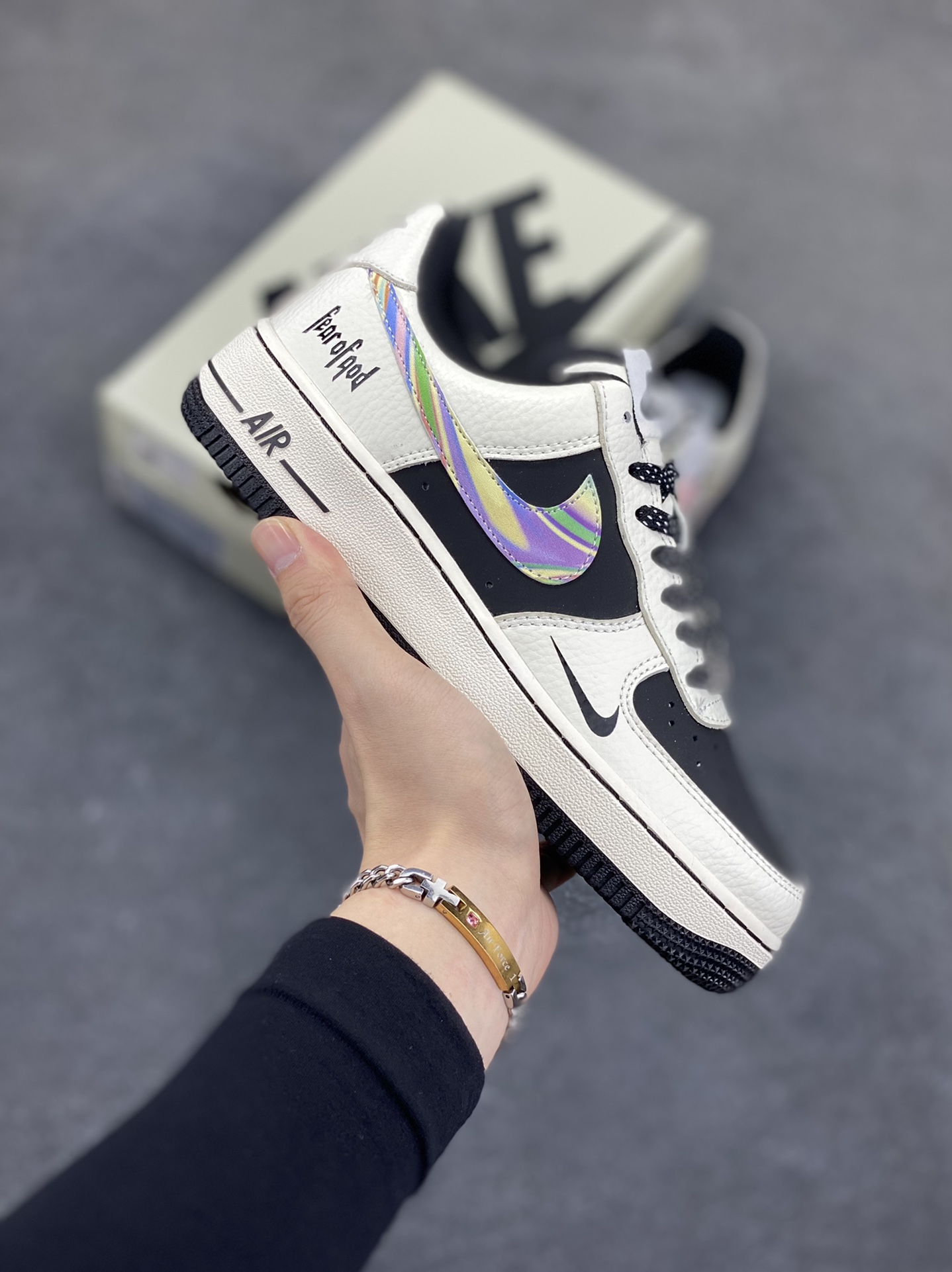 NIke Air Force 1 \'07 Low FOD联名-白灰七彩勾 空军一号低帮 运动鞋 休闲鞋 折边针车 工艺难度大 原楦头原纸板 原装鞋盒 定制五金配件 内置全掌气垫 原厂鞋底 货号：LW9279-011 尺码：36 36.5 37.5 38 38.5 39 40 40.5 41 42 42.5 43 44 44.5 45-选品中心