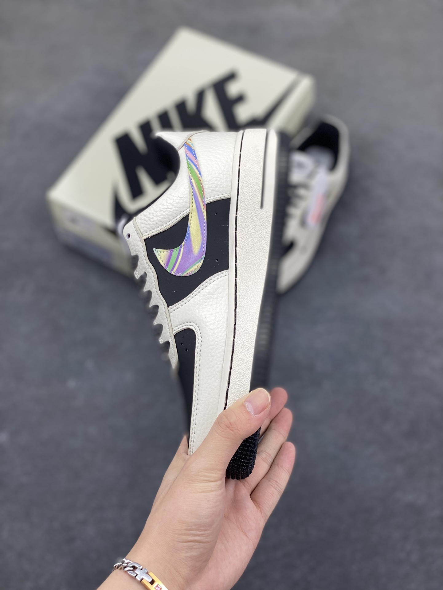 图片[3]-NIke Air Force 1 \’07 Low FOD联名-白灰七彩勾 空军一号低帮 运动鞋 休闲鞋 折边针车 工艺难度大 原楦头原纸板 原装鞋盒 定制五金配件 内置全掌气垫 原厂鞋底 货号：LW9279-011 尺码：36 36.5 37.5 38 38.5 39 40 40.5 41 42 42.5 43 44 44.5 45-选品中心