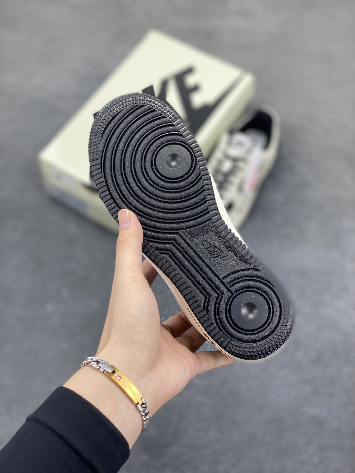 图片[5]-NIke Air Force 1 \’07 Low FOD联名-白灰七彩勾 空军一号低帮 运动鞋 休闲鞋 折边针车 工艺难度大 原楦头原纸板 原装鞋盒 定制五金配件 内置全掌气垫 原厂鞋底 货号：LW9279-011 尺码：36 36.5 37.5 38 38.5 39 40 40.5 41 42 42.5 43 44 44.5 45-选品中心