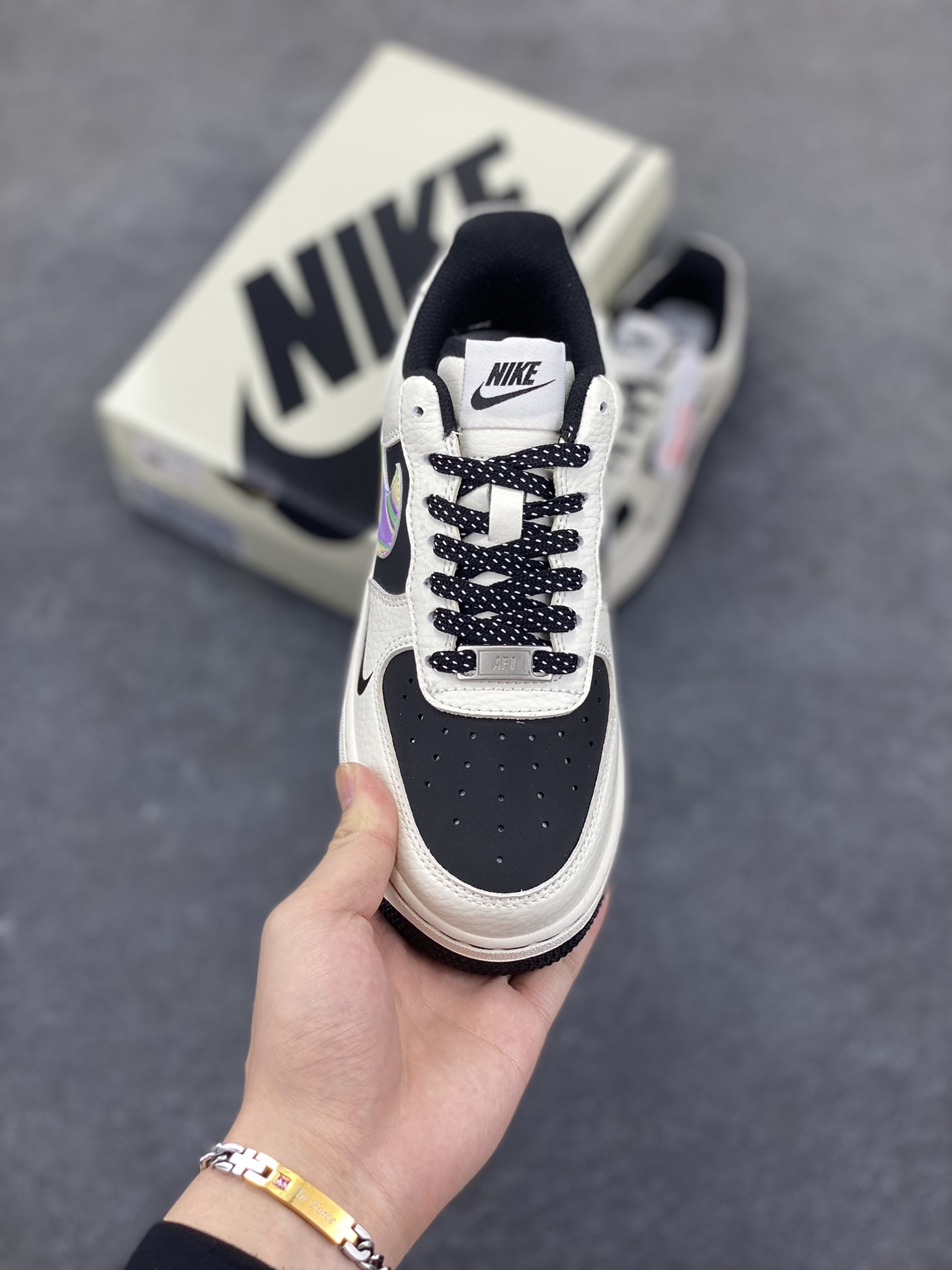 图片[2]-NIke Air Force 1 \’07 Low FOD联名-白灰七彩勾 空军一号低帮 运动鞋 休闲鞋 折边针车 工艺难度大 原楦头原纸板 原装鞋盒 定制五金配件 内置全掌气垫 原厂鞋底 货号：LW9279-011 尺码：36 36.5 37.5 38 38.5 39 40 40.5 41 42 42.5 43 44 44.5 45-选品中心