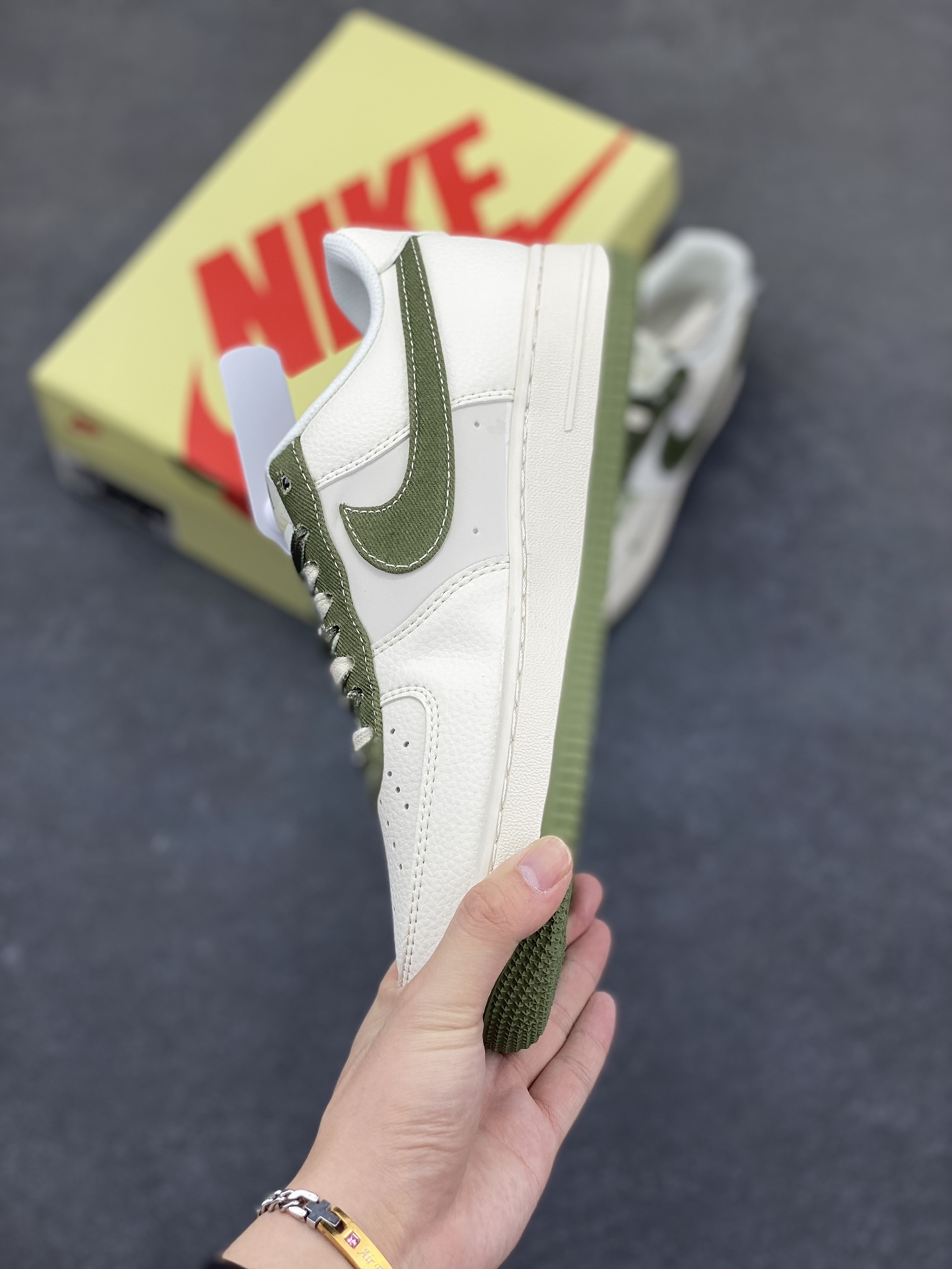 图片[3]-NIke Air Force 1 \’07 Low “Stussy斯图西联名——白绿”空军一号 低帮 运动鞋 休闲鞋 折边针车 工艺难度大 原楦头原纸板 原装鞋盒 定制五金配件 内置全掌气垫 原厂鞋底 货号：HS8068-014 尺码：36 36.5 37.5 38 38.5 39 40 40.5 41 42 42.5 43 44 44.5 45-选品中心