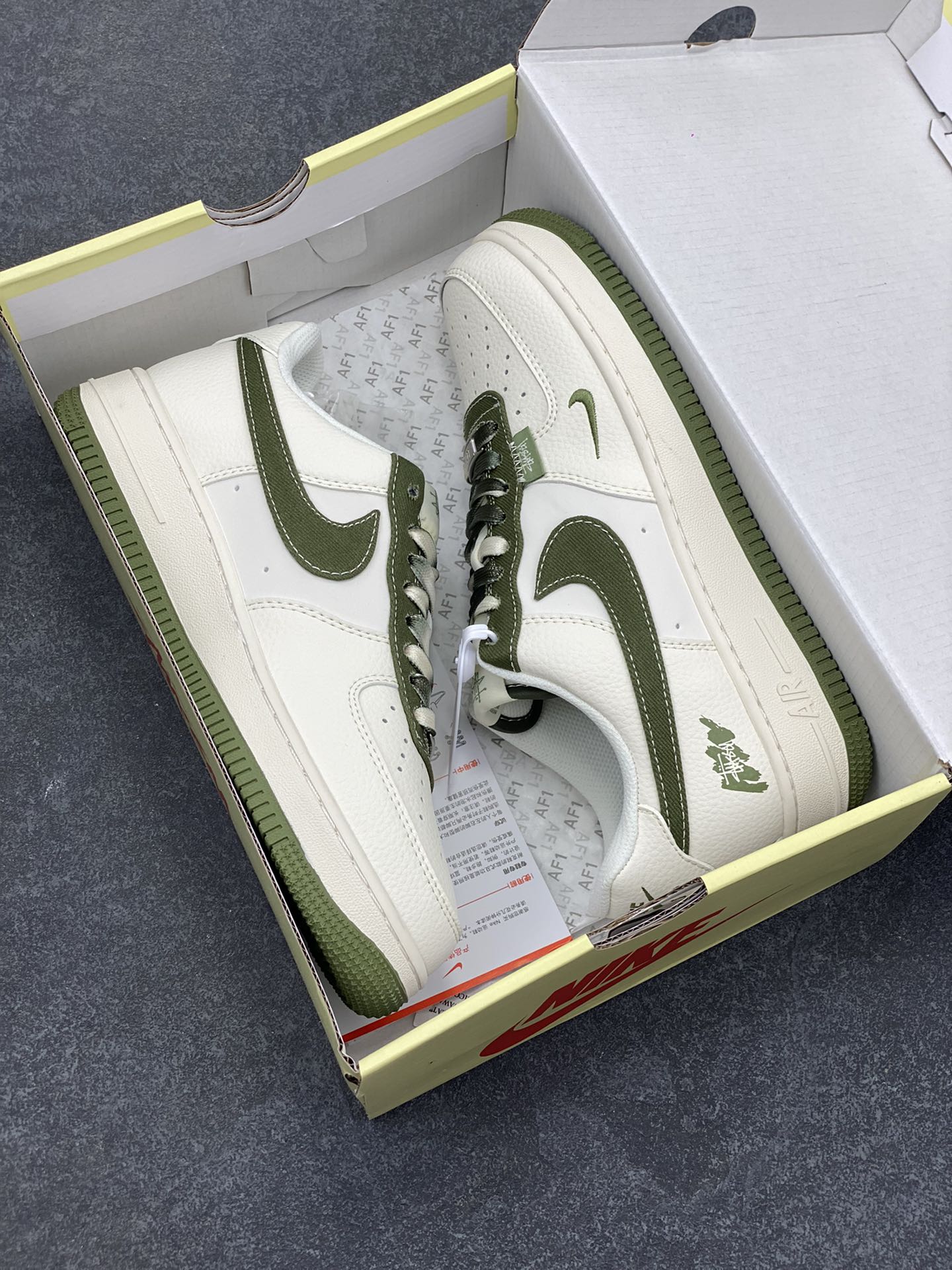 图片[9]-NIke Air Force 1 \’07 Low “Stussy斯图西联名——白绿”空军一号 低帮 运动鞋 休闲鞋 折边针车 工艺难度大 原楦头原纸板 原装鞋盒 定制五金配件 内置全掌气垫 原厂鞋底 货号：HS8068-014 尺码：36 36.5 37.5 38 38.5 39 40 40.5 41 42 42.5 43 44 44.5 45-选品中心
