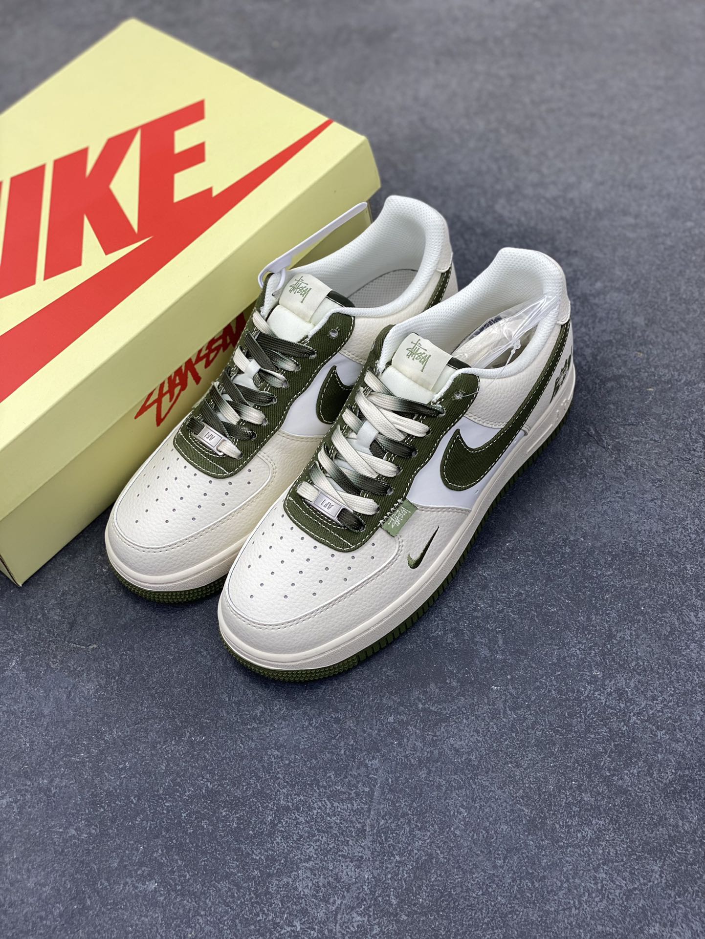图片[8]-NIke Air Force 1 \’07 Low “Stussy斯图西联名——白绿”空军一号 低帮 运动鞋 休闲鞋 折边针车 工艺难度大 原楦头原纸板 原装鞋盒 定制五金配件 内置全掌气垫 原厂鞋底 货号：HS8068-014 尺码：36 36.5 37.5 38 38.5 39 40 40.5 41 42 42.5 43 44 44.5 45-选品中心