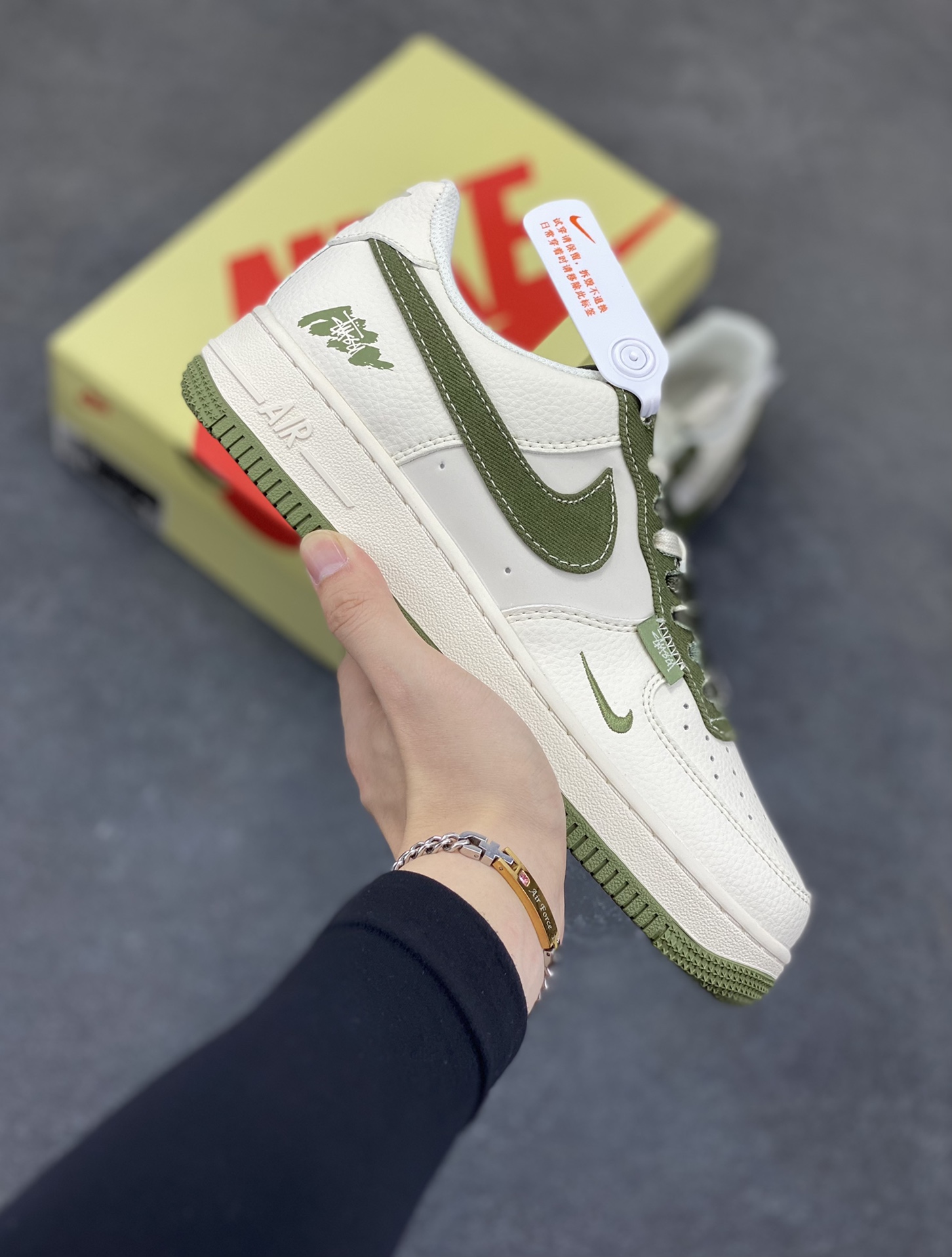 NIke Air Force 1 \’07 Low “Stussy斯图西联名——白绿”空军一号 低帮 运动鞋 休闲鞋 折边针车 工艺难度大 原楦头原纸板 原装鞋盒 定制五金配件 内置全掌气垫 原厂鞋底 货号：HS8068-014 尺码：36 36.5 37.5 38 38.5 39 40 40.5 41 42 42.5 43 44 44.5 45-选品中心