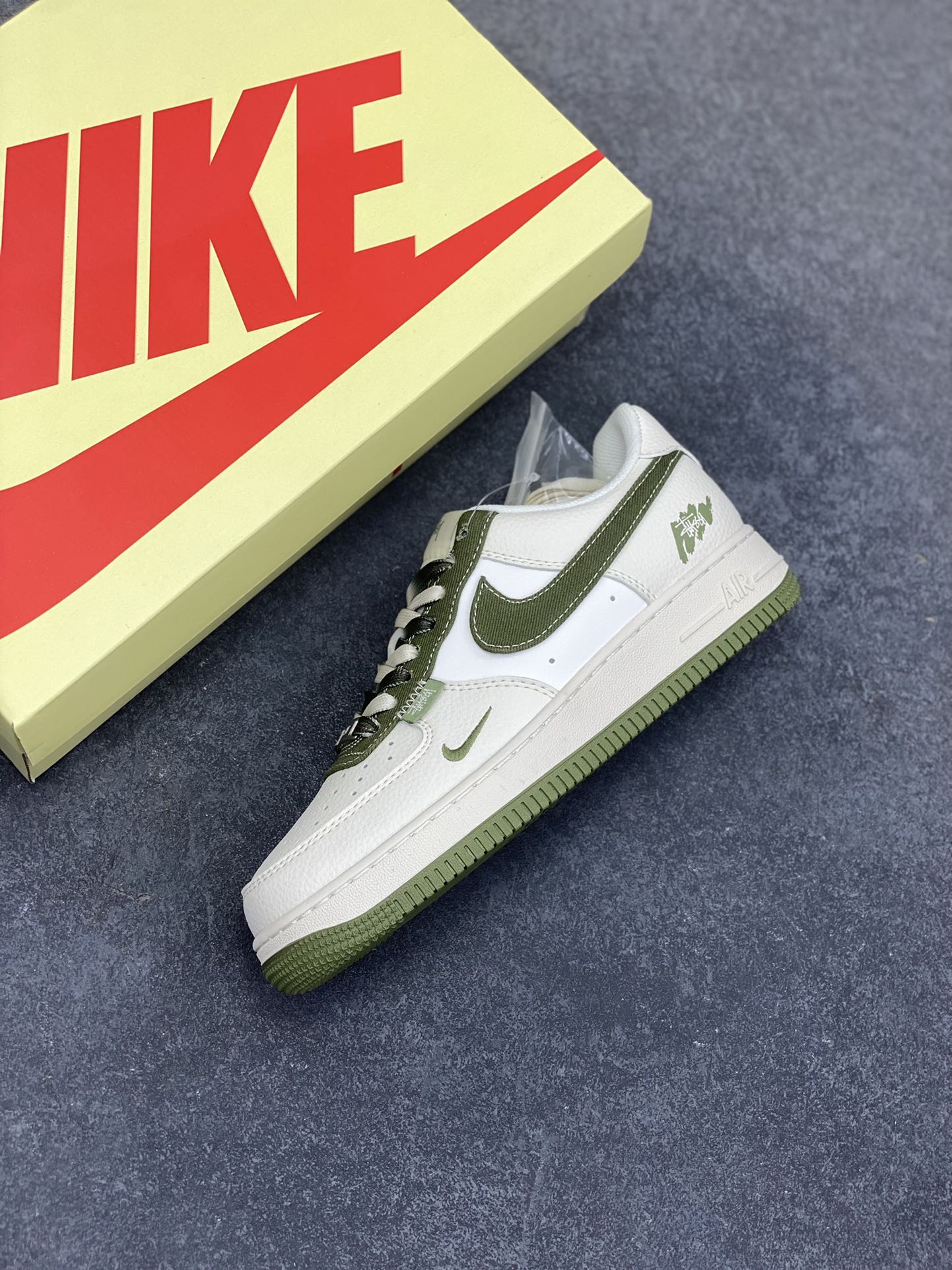 图片[7]-NIke Air Force 1 \’07 Low “Stussy斯图西联名——白绿”空军一号 低帮 运动鞋 休闲鞋 折边针车 工艺难度大 原楦头原纸板 原装鞋盒 定制五金配件 内置全掌气垫 原厂鞋底 货号：HS8068-014 尺码：36 36.5 37.5 38 38.5 39 40 40.5 41 42 42.5 43 44 44.5 45-选品中心