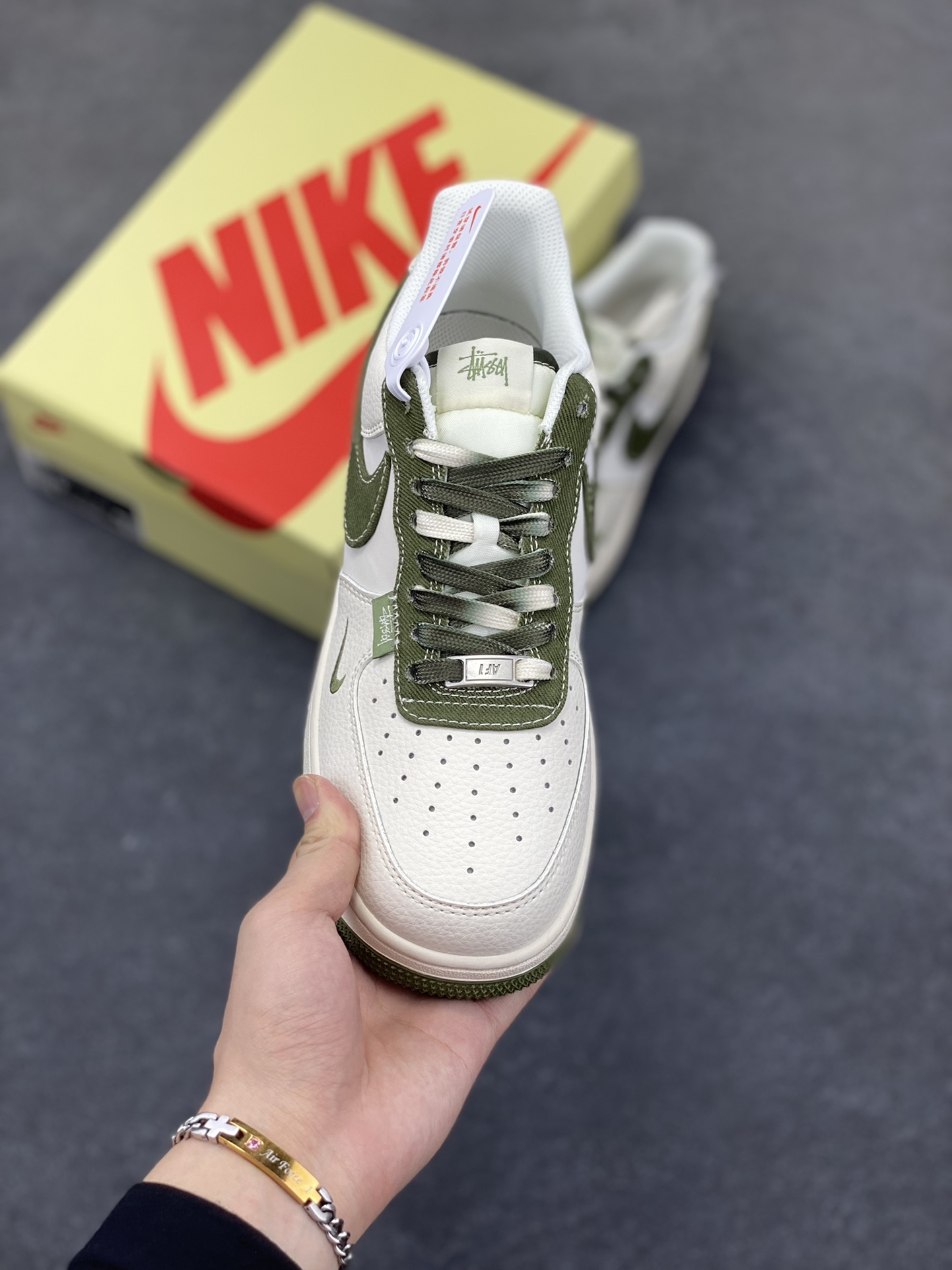图片[2]-NIke Air Force 1 \’07 Low “Stussy斯图西联名——白绿”空军一号 低帮 运动鞋 休闲鞋 折边针车 工艺难度大 原楦头原纸板 原装鞋盒 定制五金配件 内置全掌气垫 原厂鞋底 货号：HS8068-014 尺码：36 36.5 37.5 38 38.5 39 40 40.5 41 42 42.5 43 44 44.5 45-选品中心