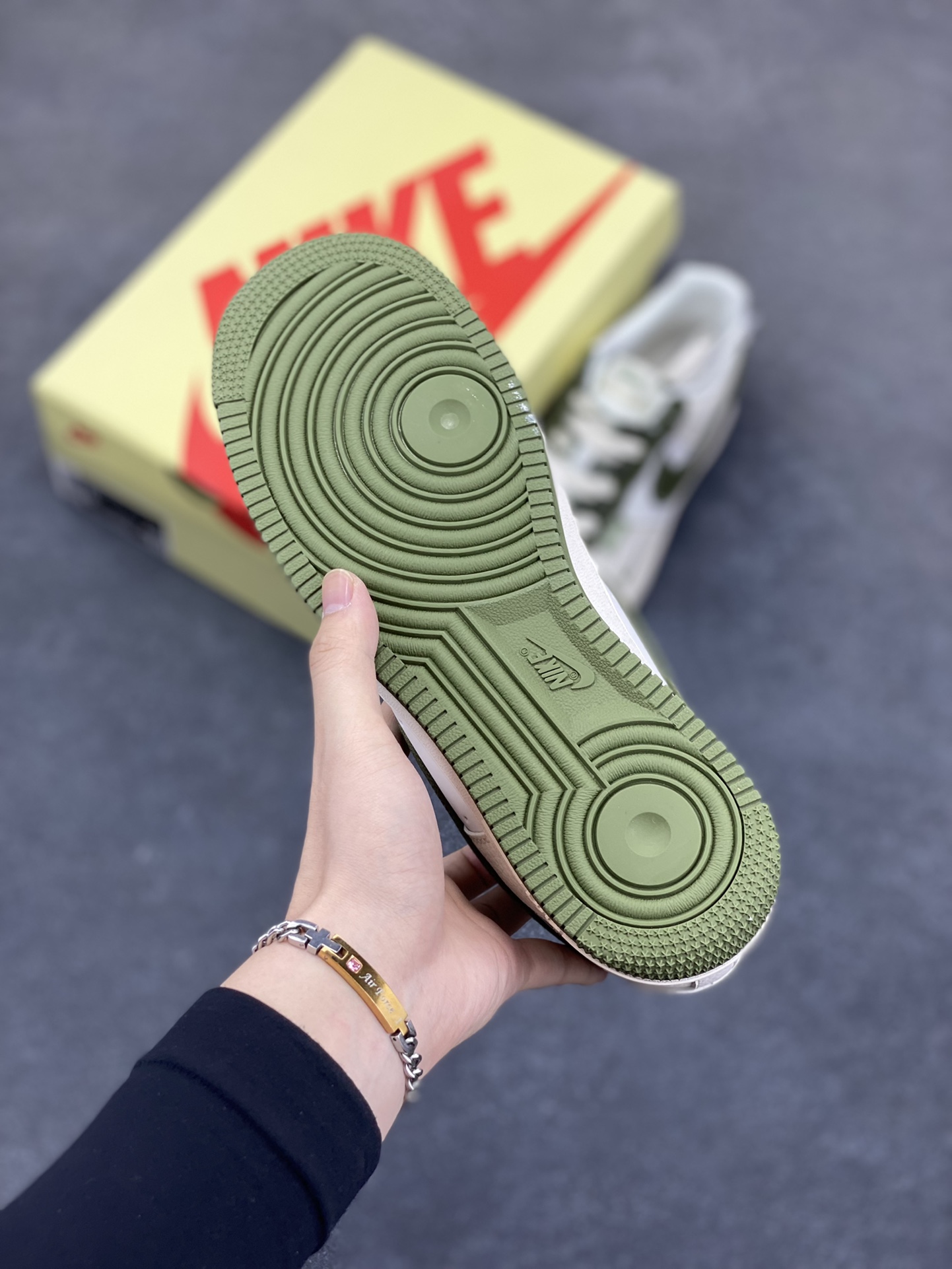 图片[5]-NIke Air Force 1 \’07 Low “Stussy斯图西联名——白绿”空军一号 低帮 运动鞋 休闲鞋 折边针车 工艺难度大 原楦头原纸板 原装鞋盒 定制五金配件 内置全掌气垫 原厂鞋底 货号：HS8068-014 尺码：36 36.5 37.5 38 38.5 39 40 40.5 41 42 42.5 43 44 44.5 45-选品中心