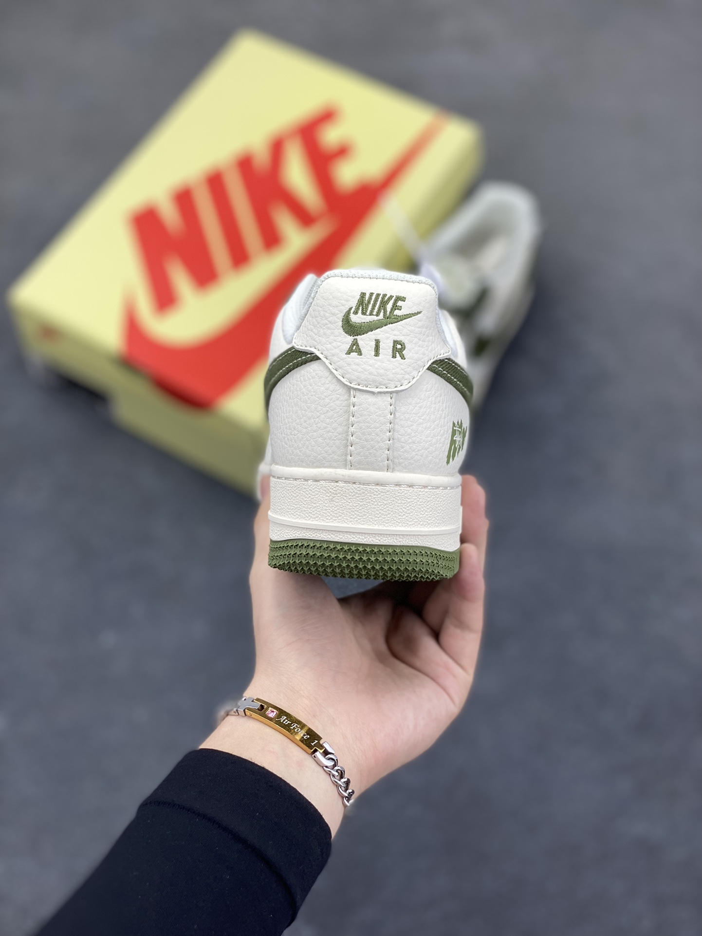 图片[4]-NIke Air Force 1 \’07 Low “Stussy斯图西联名——白绿”空军一号 低帮 运动鞋 休闲鞋 折边针车 工艺难度大 原楦头原纸板 原装鞋盒 定制五金配件 内置全掌气垫 原厂鞋底 货号：HS8068-014 尺码：36 36.5 37.5 38 38.5 39 40 40.5 41 42 42.5 43 44 44.5 45-选品中心