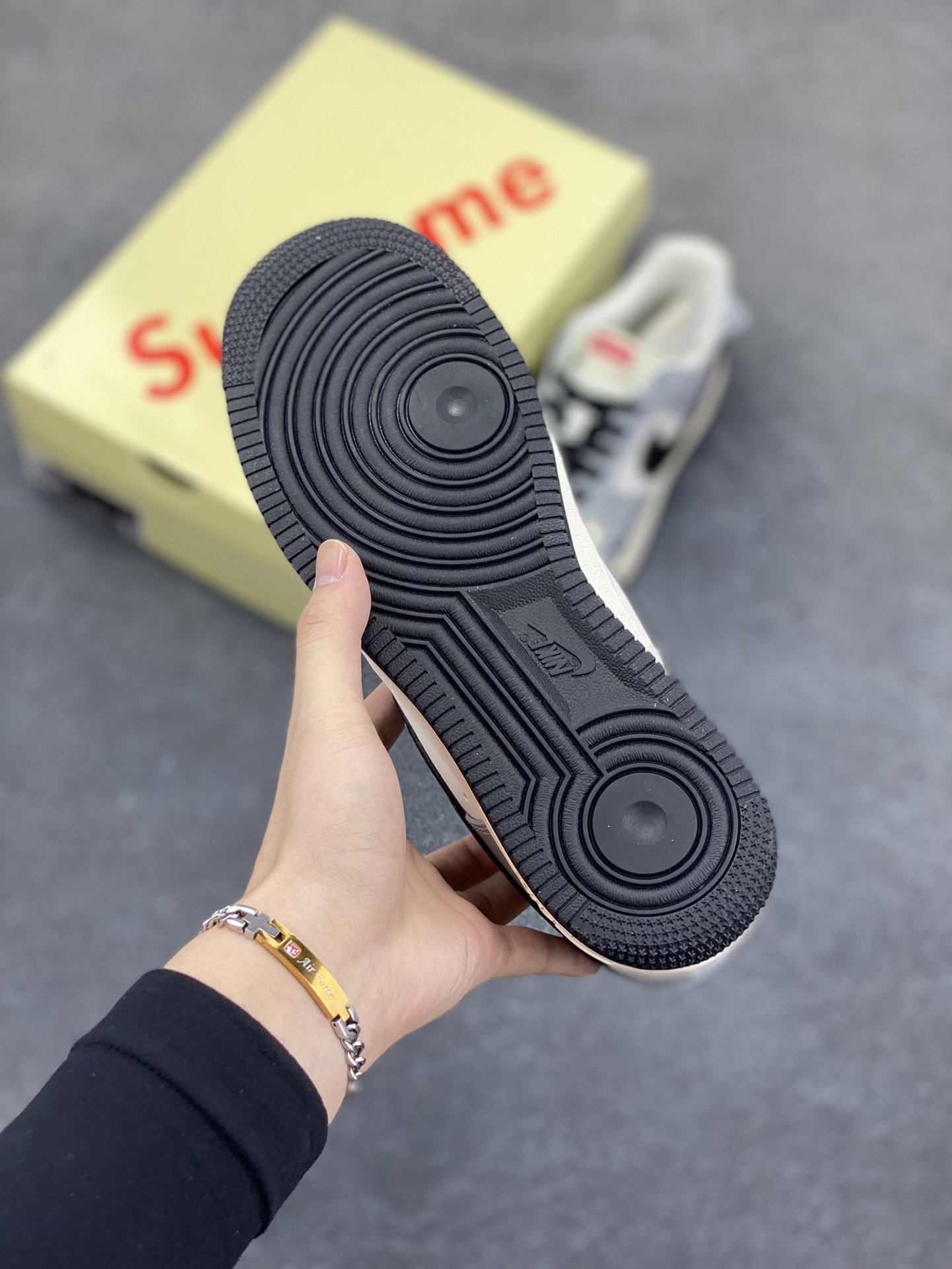图片[5]-NIke Air Force 1 \’07 Low “suprem联名——米白灰黑”空军一号 低帮 运动鞋 休闲鞋 折边针车 工艺难度大 原楦头原纸板 原装鞋盒 定制五金配件 内置全掌气垫 原厂鞋底 货号：HS8068-019 尺码：36 36.5 37.5 38 38.5 39 40 40.5 41 42 42.5 43 44 44.5 45-选品中心