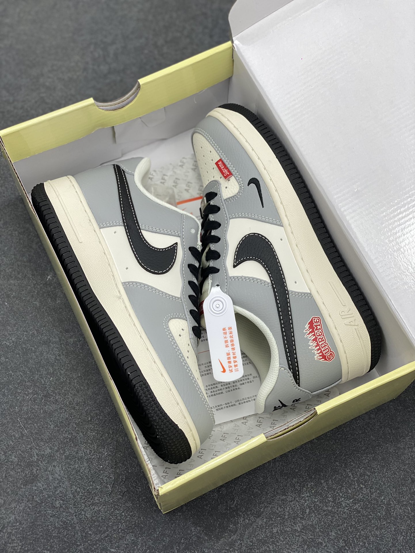 图片[9]-NIke Air Force 1 \’07 Low “suprem联名——米白灰黑”空军一号 低帮 运动鞋 休闲鞋 折边针车 工艺难度大 原楦头原纸板 原装鞋盒 定制五金配件 内置全掌气垫 原厂鞋底 货号：HS8068-019 尺码：36 36.5 37.5 38 38.5 39 40 40.5 41 42 42.5 43 44 44.5 45-选品中心