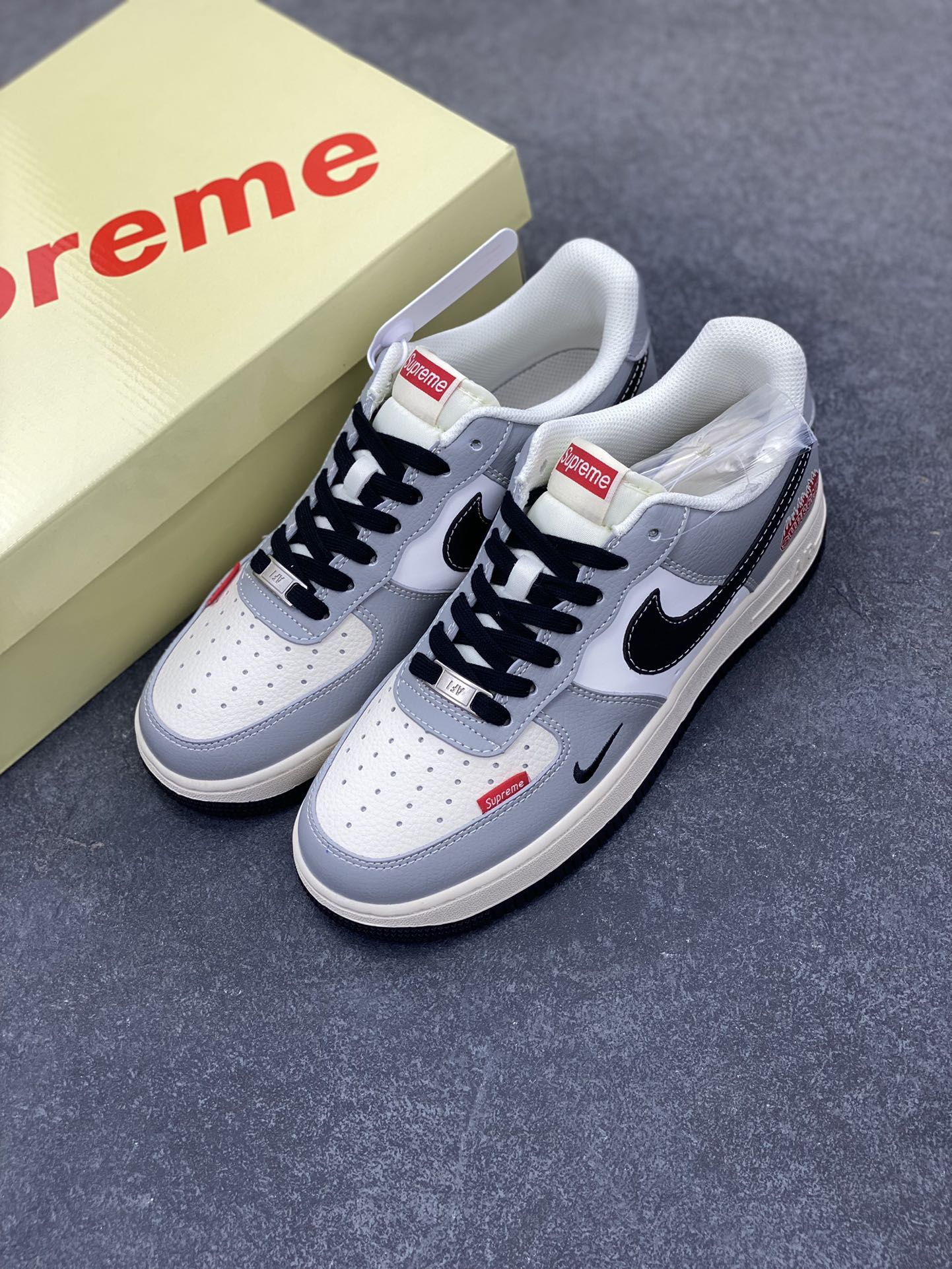 图片[8]-NIke Air Force 1 \’07 Low “suprem联名——米白灰黑”空军一号 低帮 运动鞋 休闲鞋 折边针车 工艺难度大 原楦头原纸板 原装鞋盒 定制五金配件 内置全掌气垫 原厂鞋底 货号：HS8068-019 尺码：36 36.5 37.5 38 38.5 39 40 40.5 41 42 42.5 43 44 44.5 45-选品中心