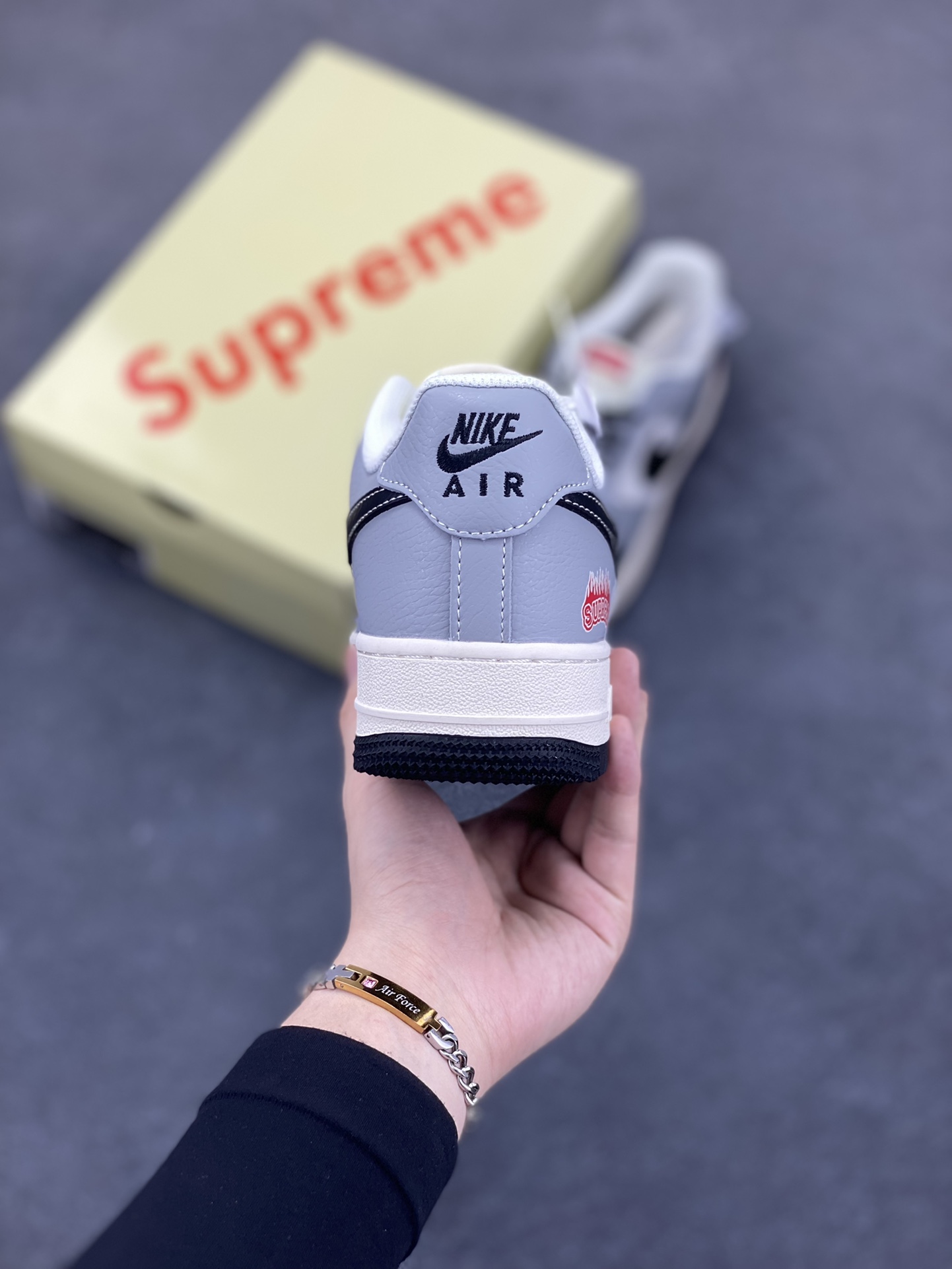 图片[4]-NIke Air Force 1 \’07 Low “suprem联名——米白灰黑”空军一号 低帮 运动鞋 休闲鞋 折边针车 工艺难度大 原楦头原纸板 原装鞋盒 定制五金配件 内置全掌气垫 原厂鞋底 货号：HS8068-019 尺码：36 36.5 37.5 38 38.5 39 40 40.5 41 42 42.5 43 44 44.5 45-选品中心