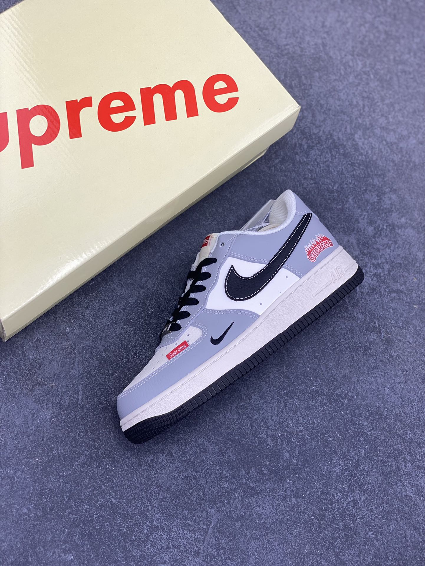 图片[7]-NIke Air Force 1 \’07 Low “suprem联名——米白灰黑”空军一号 低帮 运动鞋 休闲鞋 折边针车 工艺难度大 原楦头原纸板 原装鞋盒 定制五金配件 内置全掌气垫 原厂鞋底 货号：HS8068-019 尺码：36 36.5 37.5 38 38.5 39 40 40.5 41 42 42.5 43 44 44.5 45-选品中心