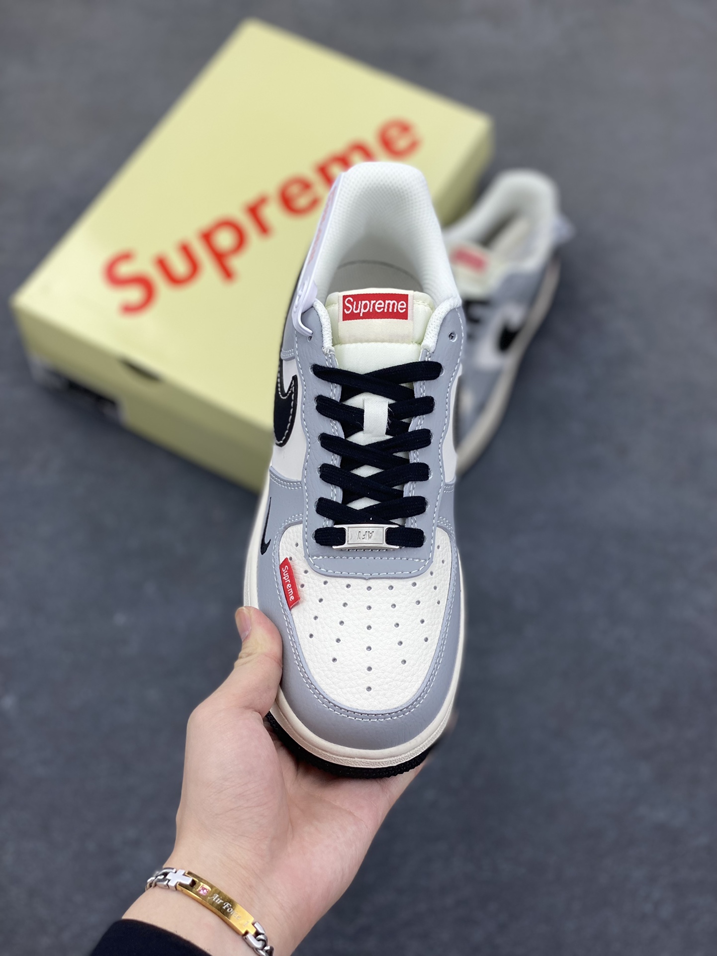 图片[2]-NIke Air Force 1 \’07 Low “suprem联名——米白灰黑”空军一号 低帮 运动鞋 休闲鞋 折边针车 工艺难度大 原楦头原纸板 原装鞋盒 定制五金配件 内置全掌气垫 原厂鞋底 货号：HS8068-019 尺码：36 36.5 37.5 38 38.5 39 40 40.5 41 42 42.5 43 44 44.5 45-选品中心