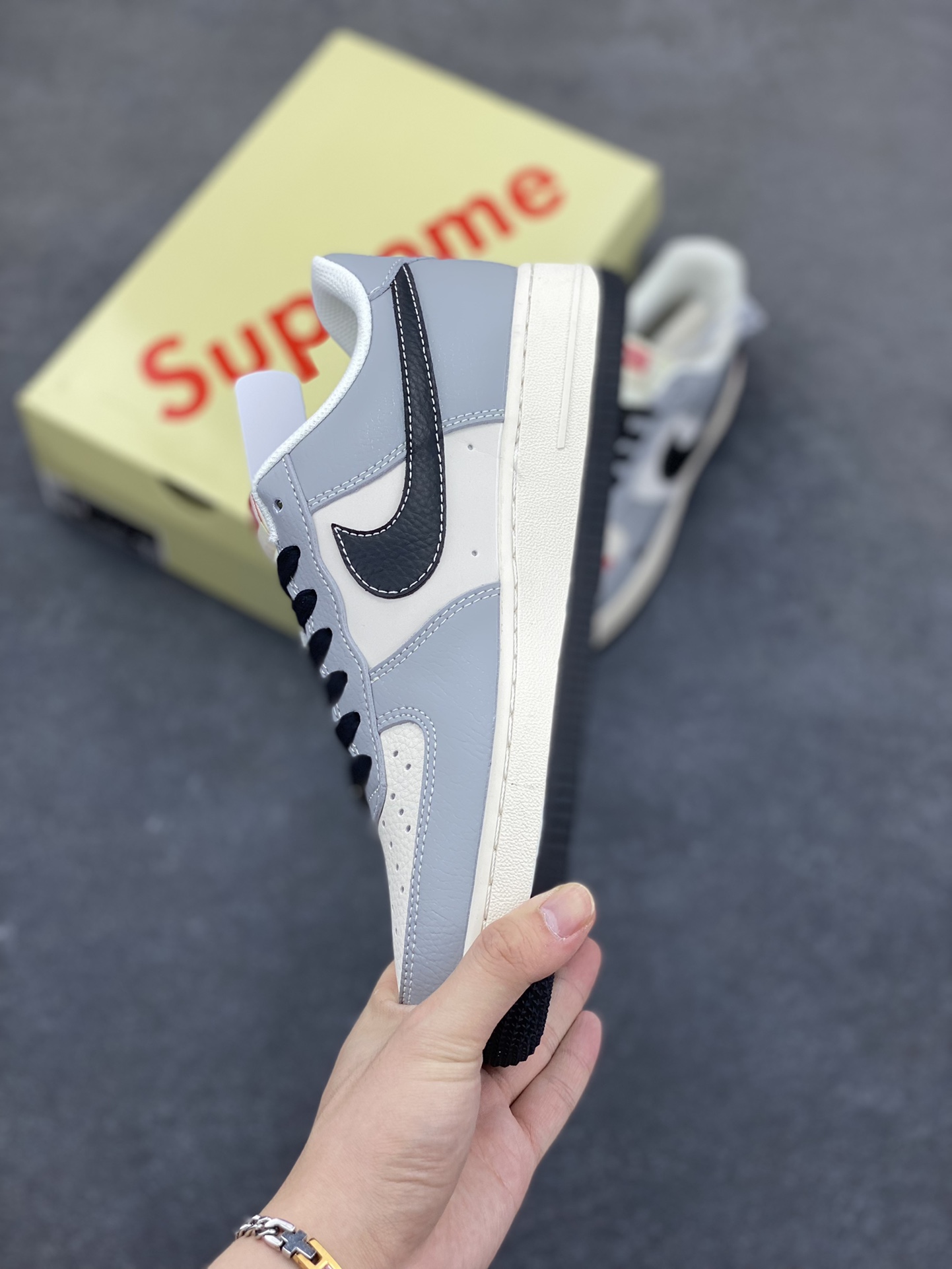 图片[3]-NIke Air Force 1 \’07 Low “suprem联名——米白灰黑”空军一号 低帮 运动鞋 休闲鞋 折边针车 工艺难度大 原楦头原纸板 原装鞋盒 定制五金配件 内置全掌气垫 原厂鞋底 货号：HS8068-019 尺码：36 36.5 37.5 38 38.5 39 40 40.5 41 42 42.5 43 44 44.5 45-选品中心