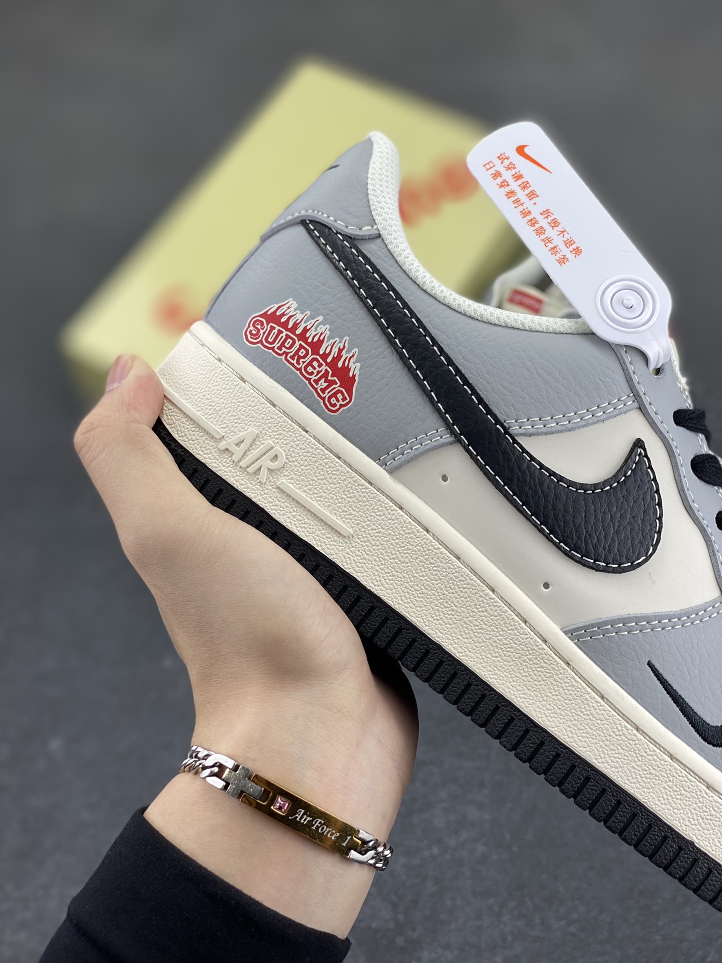 图片[6]-NIke Air Force 1 \’07 Low “suprem联名——米白灰黑”空军一号 低帮 运动鞋 休闲鞋 折边针车 工艺难度大 原楦头原纸板 原装鞋盒 定制五金配件 内置全掌气垫 原厂鞋底 货号：HS8068-019 尺码：36 36.5 37.5 38 38.5 39 40 40.5 41 42 42.5 43 44 44.5 45-选品中心