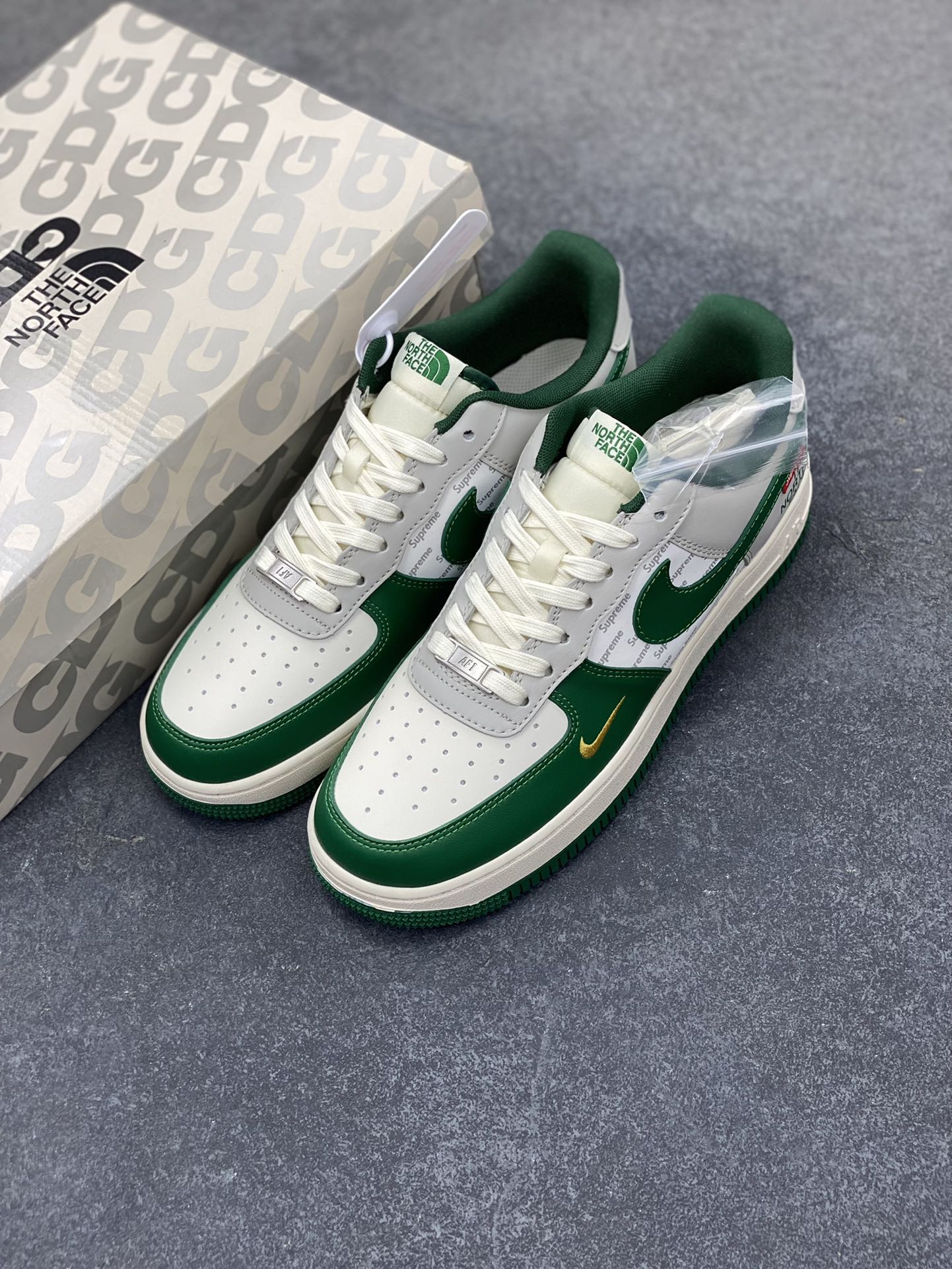 图片[8]-NIke Air Force 1 \’07 Low “北面Supreme联名——孔雀绿”空军一号 低帮 运动鞋 休闲鞋 折边针车 工艺难度大 原楦头原纸板 原装鞋盒 定制五金配件 内置全掌气垫 原厂鞋底 货号：ZH2598-321 尺码：36 36.5 37.5 38 38.5 39 40 40.5 41 42 42.5 43 44 44.5 45-选品中心