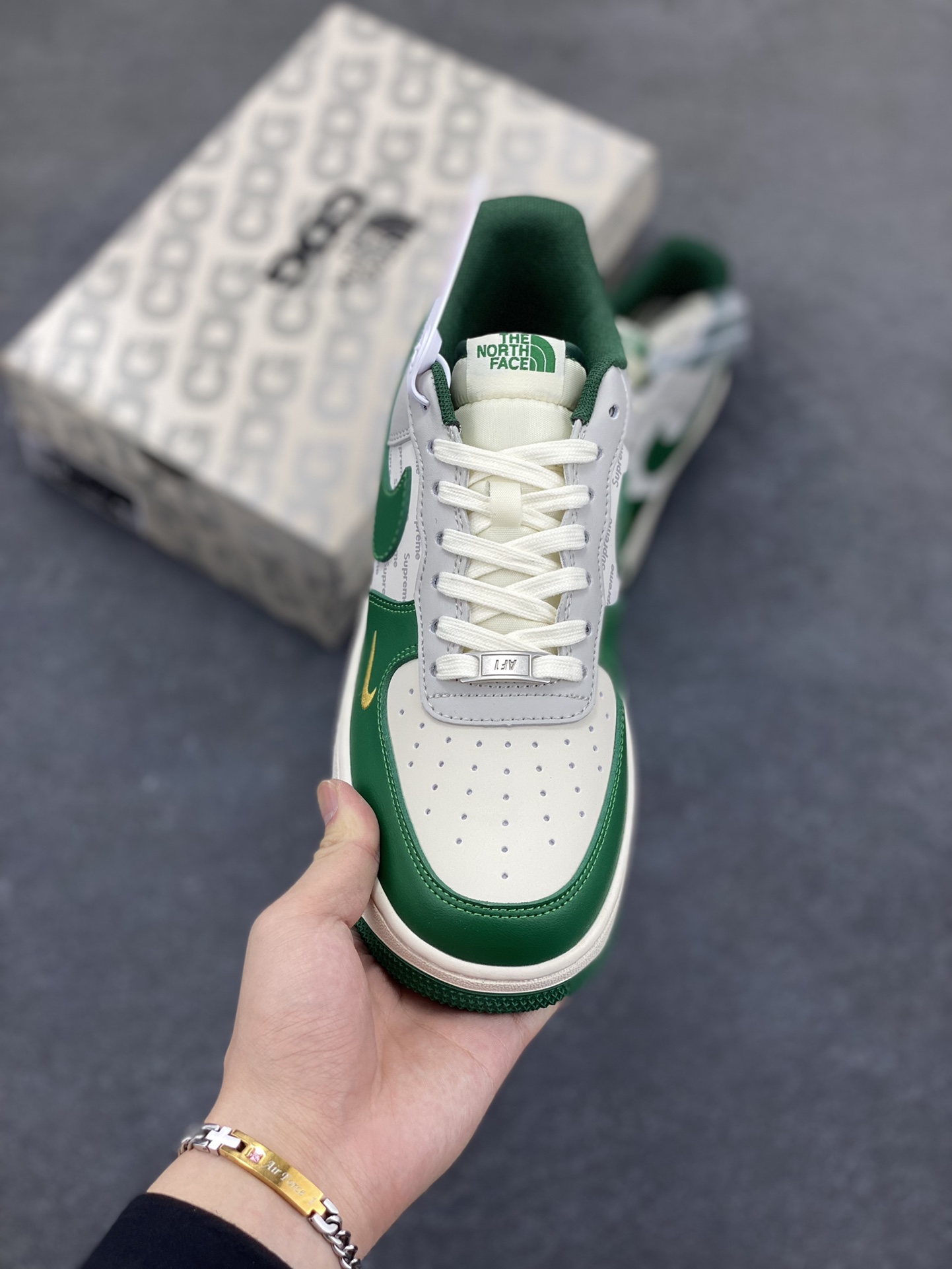 图片[2]-NIke Air Force 1 \’07 Low “北面Supreme联名——孔雀绿”空军一号 低帮 运动鞋 休闲鞋 折边针车 工艺难度大 原楦头原纸板 原装鞋盒 定制五金配件 内置全掌气垫 原厂鞋底 货号：ZH2598-321 尺码：36 36.5 37.5 38 38.5 39 40 40.5 41 42 42.5 43 44 44.5 45-选品中心