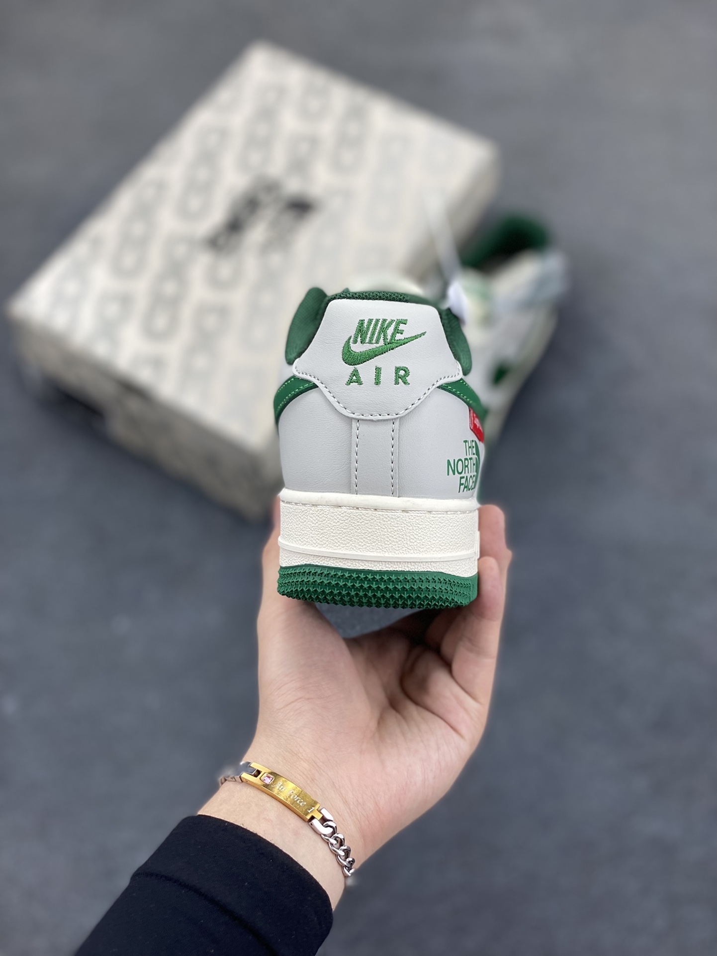 图片[4]-NIke Air Force 1 \’07 Low “北面Supreme联名——孔雀绿”空军一号 低帮 运动鞋 休闲鞋 折边针车 工艺难度大 原楦头原纸板 原装鞋盒 定制五金配件 内置全掌气垫 原厂鞋底 货号：ZH2598-321 尺码：36 36.5 37.5 38 38.5 39 40 40.5 41 42 42.5 43 44 44.5 45-选品中心