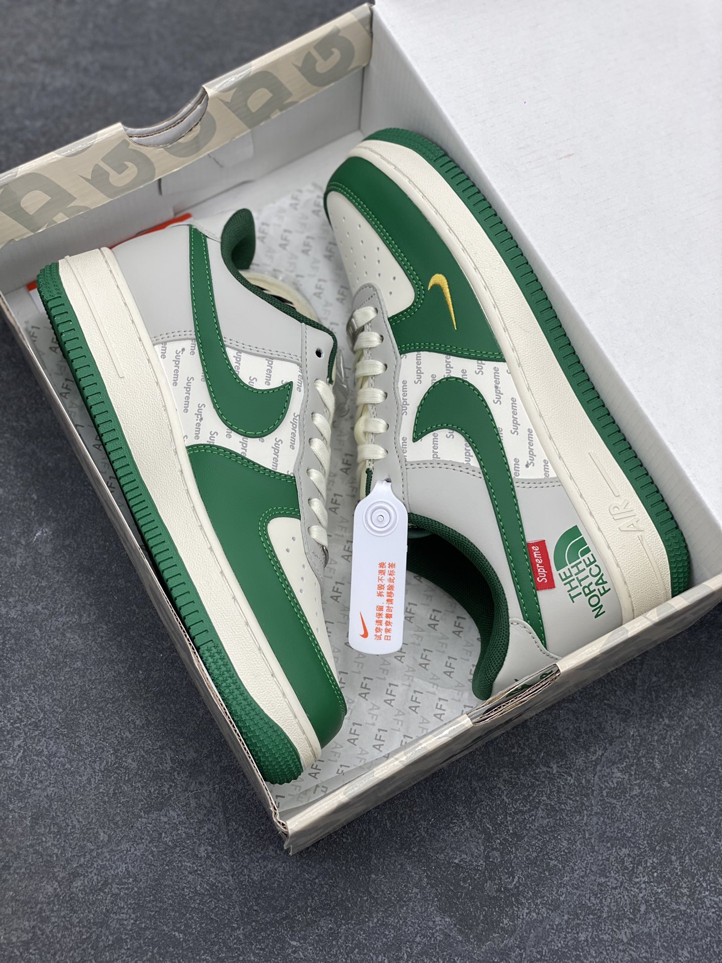 图片[9]-NIke Air Force 1 \’07 Low “北面Supreme联名——孔雀绿”空军一号 低帮 运动鞋 休闲鞋 折边针车 工艺难度大 原楦头原纸板 原装鞋盒 定制五金配件 内置全掌气垫 原厂鞋底 货号：ZH2598-321 尺码：36 36.5 37.5 38 38.5 39 40 40.5 41 42 42.5 43 44 44.5 45-选品中心