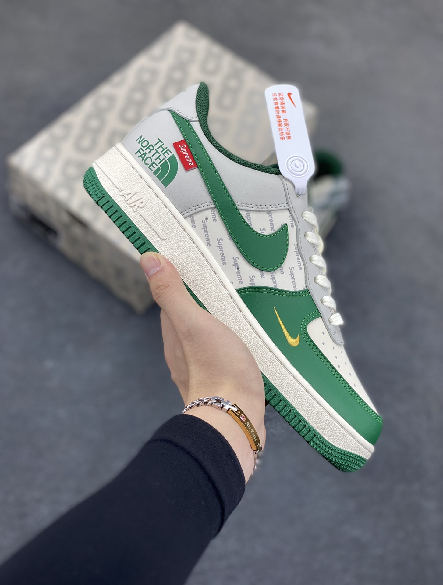 NIke Air Force 1 \’07 Low “北面Supreme联名——孔雀绿”空军一号 低帮 运动鞋 休闲鞋 折边针车 工艺难度大 原楦头原纸板 原装鞋盒 定制五金配件 内置全掌气垫 原厂鞋底 货号:ZH2598-321 尺码:36 36.5 37.5 38 38.5 39 40 40.5 41 42 42.5 43 44 44.5 45-选品中心